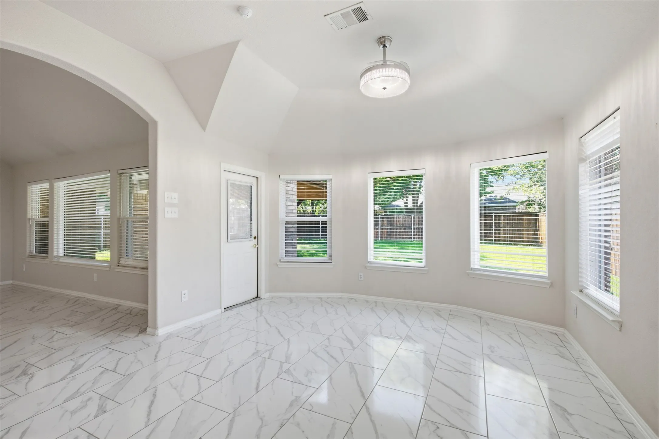 Single Family Residence For Sale in Collin County , 2813 Bradford Oaks Drive, Mc Kinney, Texas 75071, 4 Bedroom, 2 Bathroom, 3 Garage spaces, 2,270 Sqft, built in 2000, mls#21404979, Real Estate Agent in Mc Kinney, Homes For Sale in Collin county, Homes For Sale in Mc Kinney, Realtor in Mc Kinney Texas, Real Estate Brokerage Independent Realty Texas, Luminita Cordes Realtor
