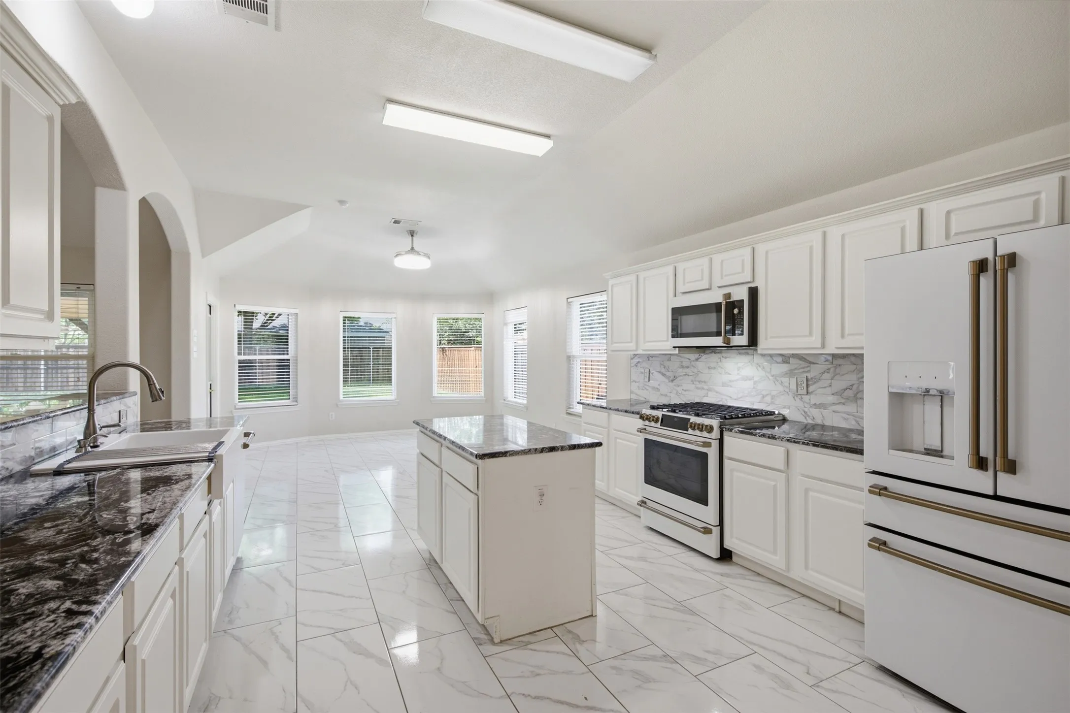 Single Family Residence For Sale in Collin County , 2813 Bradford Oaks Drive, Mc Kinney, Texas 75071, 4 Bedroom, 2 Bathroom, 3 Garage spaces, 2,270 Sqft, built in 2000, mls#21404979, Real Estate Agent in Mc Kinney, Homes For Sale in Collin county, Homes For Sale in Mc Kinney, Realtor in Mc Kinney Texas, Real Estate Brokerage Independent Realty Texas, Luminita Cordes Realtor