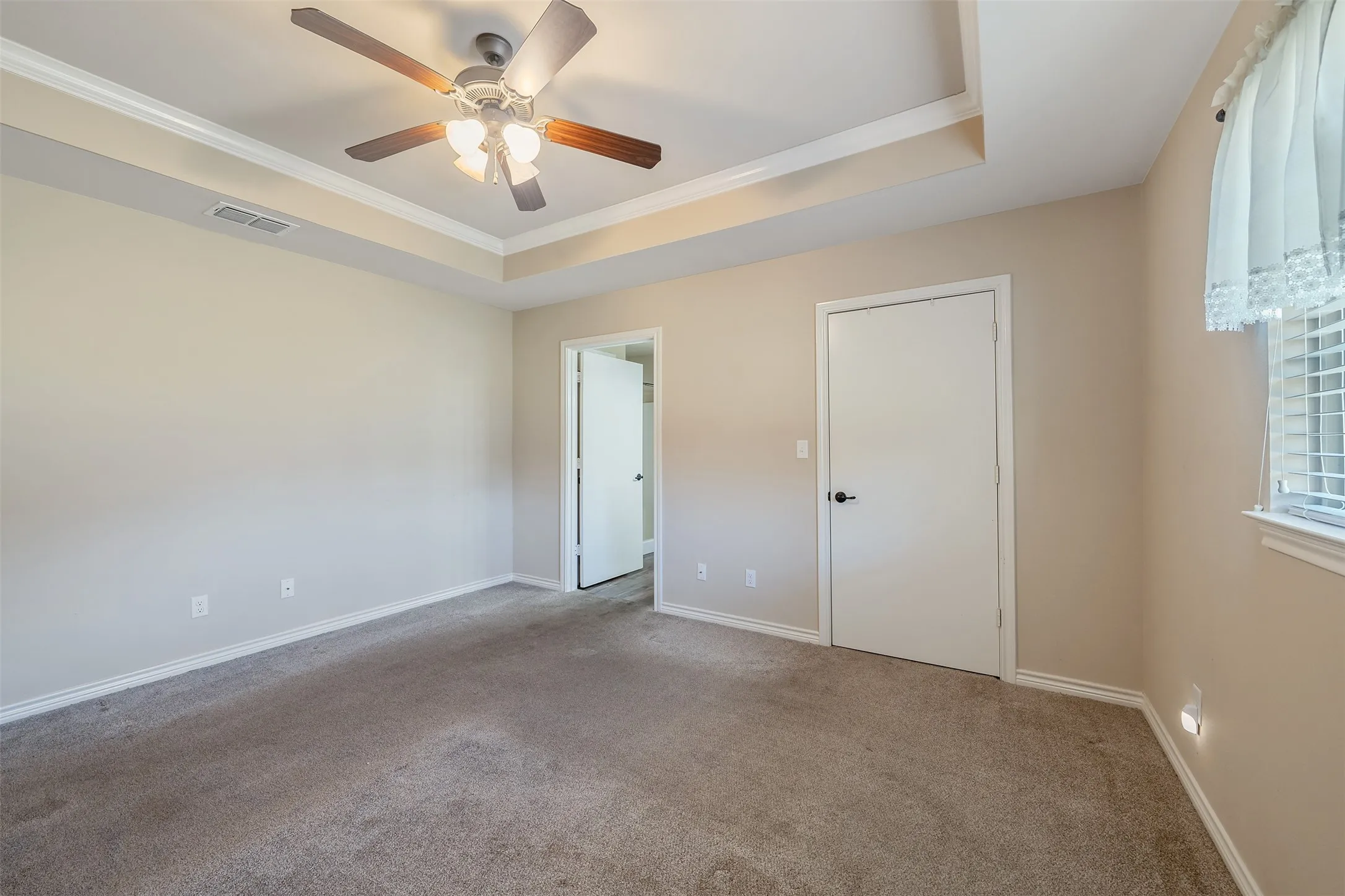 Condominium For Sale in Smith County , 421 W Cumberland 205, Tyler, Texas 75703, 2 Bedroom, 2 Bathroom, 2 Garage spaces, 1,379 Sqft, built in 2009, mls#21404982, Real Estate Agent in Tyler, Homes For Sale in Smith county, Homes For Sale in Tyler, Realtor in Tyler Texas, Real Estate Brokerage Independent Realty Texas, Luminita Cordes Realtor