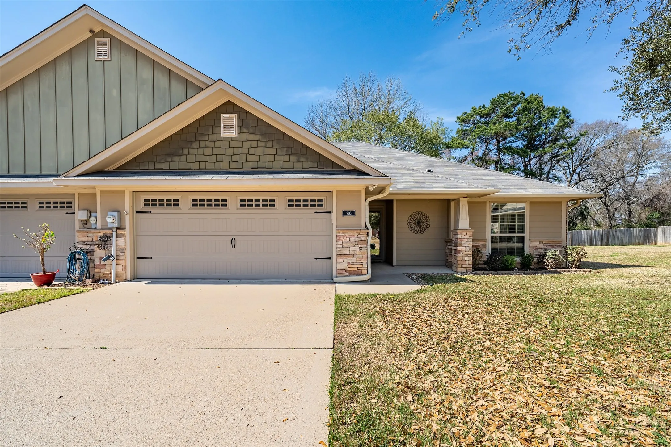 Condominium For Sale in Smith County , 421 W Cumberland 205, Tyler, Texas 75703, 2 Bedroom, 2 Bathroom, 2 Garage spaces, 1,379 Sqft, built in 2009, mls#21404982, Real Estate Agent in Tyler, Homes For Sale in Smith county, Homes For Sale in Tyler, Realtor in Tyler Texas, Real Estate Brokerage Independent Realty Texas, Luminita Cordes Realtor