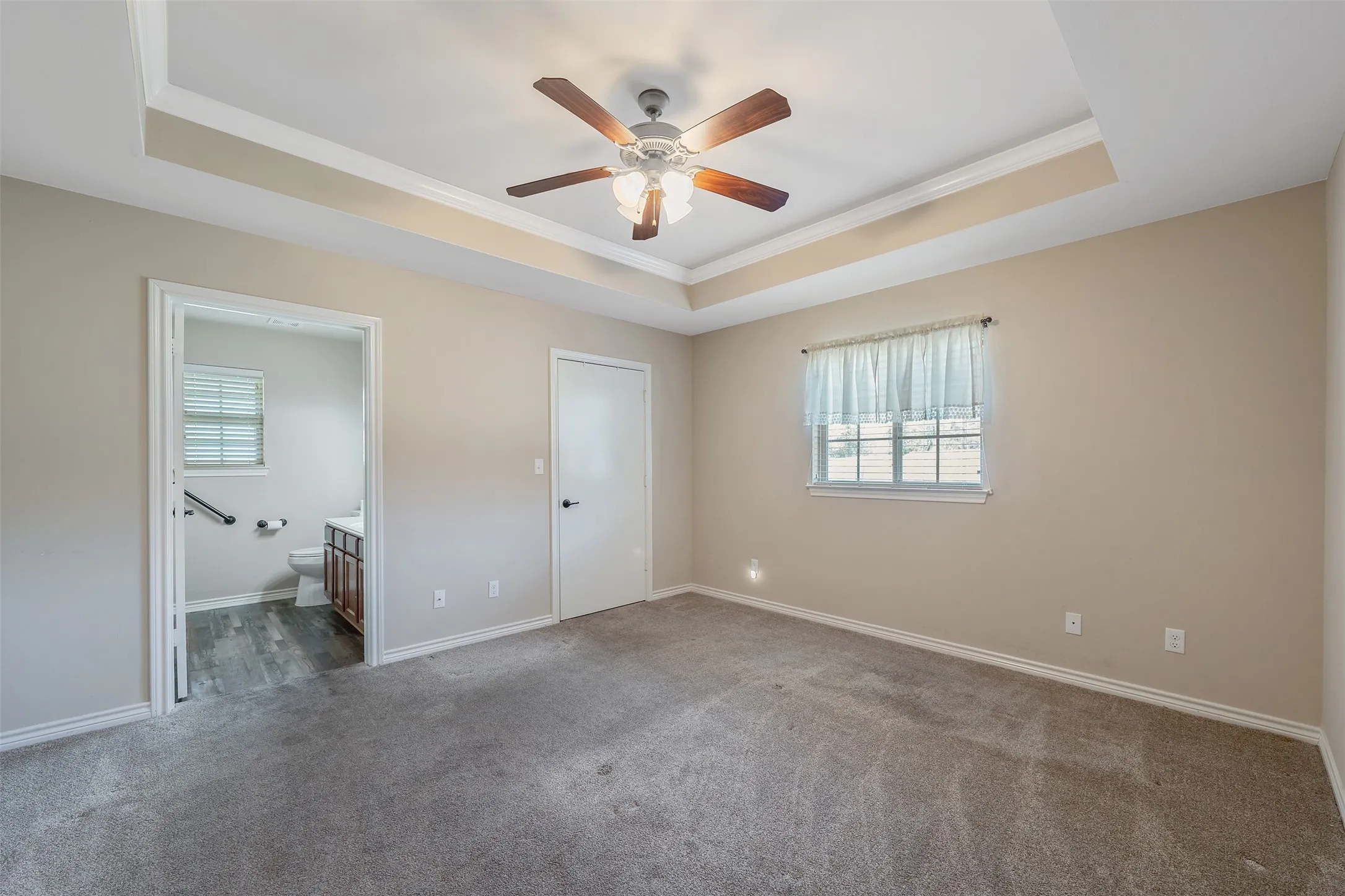 Condominium For Sale in Smith County , 421 W Cumberland 205, Tyler, Texas 75703, 2 Bedroom, 2 Bathroom, 2 Garage spaces, 1,379 Sqft, built in 2009, mls#21404982, Real Estate Agent in Tyler, Homes For Sale in Smith county, Homes For Sale in Tyler, Realtor in Tyler Texas, Real Estate Brokerage Independent Realty Texas, Luminita Cordes Realtor