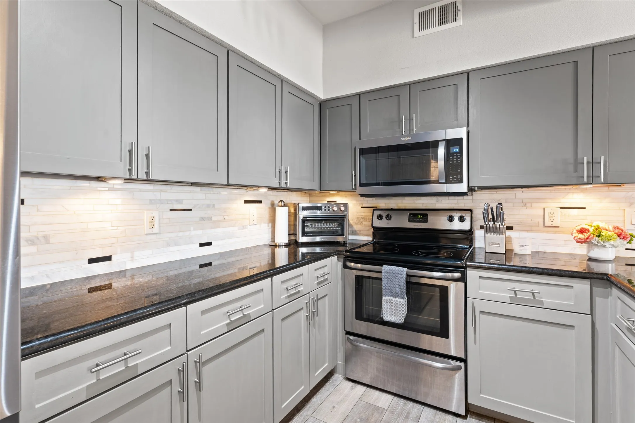 Condominium For Rent in Dallas County , 3102 Kings Road 3201, Dallas, Texas 75219, 2 Bedroom, 2 Bathroom, 2 Garage spaces, 1,103 Sqft, built in 2001, mls#21404701, Real Estate Agent in Dallas, Homes For Rent in Dallas county, Homes For Rent in Dallas, Realtor in Dallas Texas, Real Estate Brokerage Independent Realty Texas, Luminita Cordes Realtor
