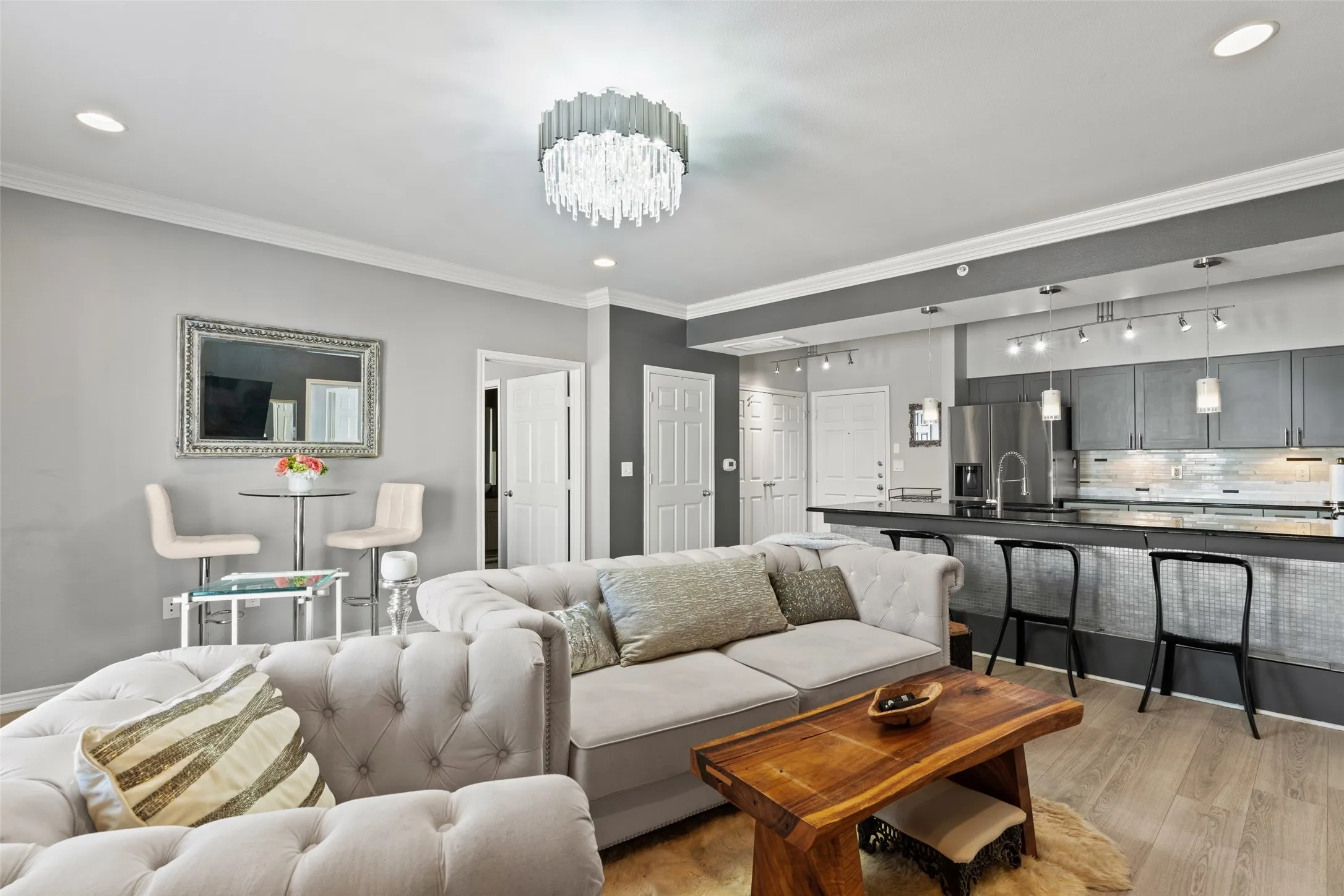 Condominium For Rent in Dallas County , 3102 Kings Road 3201, Dallas, Texas 75219, 2 Bedroom, 2 Bathroom, 2 Garage spaces, 1,103 Sqft, built in 2001, mls#21404701, Real Estate Agent in Dallas, Homes For Rent in Dallas county, Homes For Rent in Dallas, Realtor in Dallas Texas, Real Estate Brokerage Independent Realty Texas, Luminita Cordes Realtor