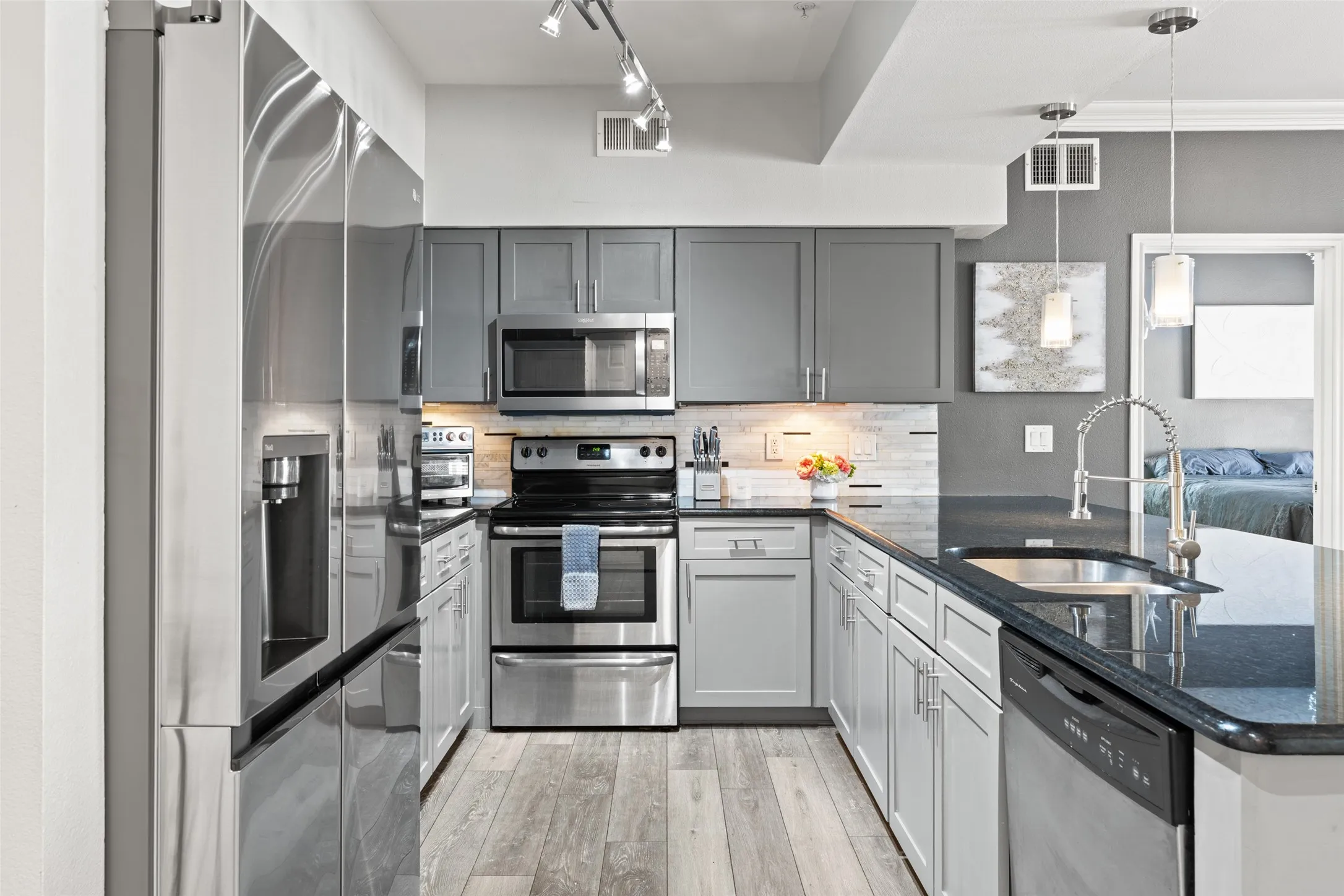 Condominium For Rent in Dallas County , 3102 Kings Road 3201, Dallas, Texas 75219, 2 Bedroom, 2 Bathroom, 2 Garage spaces, 1,103 Sqft, built in 2001, mls#21404701, Real Estate Agent in Dallas, Homes For Rent in Dallas county, Homes For Rent in Dallas, Realtor in Dallas Texas, Real Estate Brokerage Independent Realty Texas, Luminita Cordes Realtor