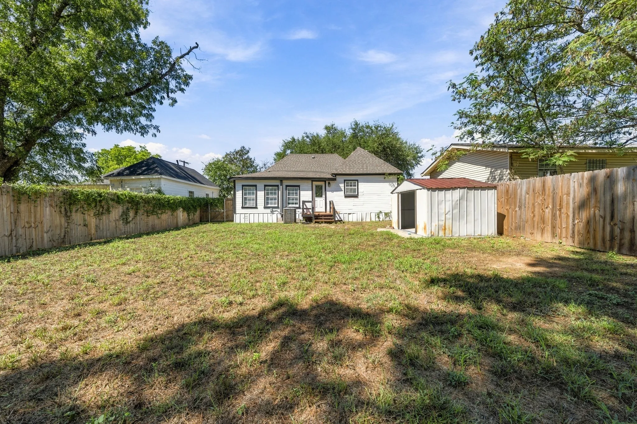 Single Family Residence For Sale in Mc Lennan County , 1207 Paul Quinn Street, Waco, Texas 76704, 3 Bedroom, 2 Bathroom, Garage spaces, 1,164 Sqft, built in 1914, mls#21405009, Real Estate Agent in Waco, Homes For Sale in Mc Lennan county, Homes For Sale in Waco, Realtor in Waco Texas, Real Estate Brokerage Independent Realty Texas, Luminita Cordes Realtor