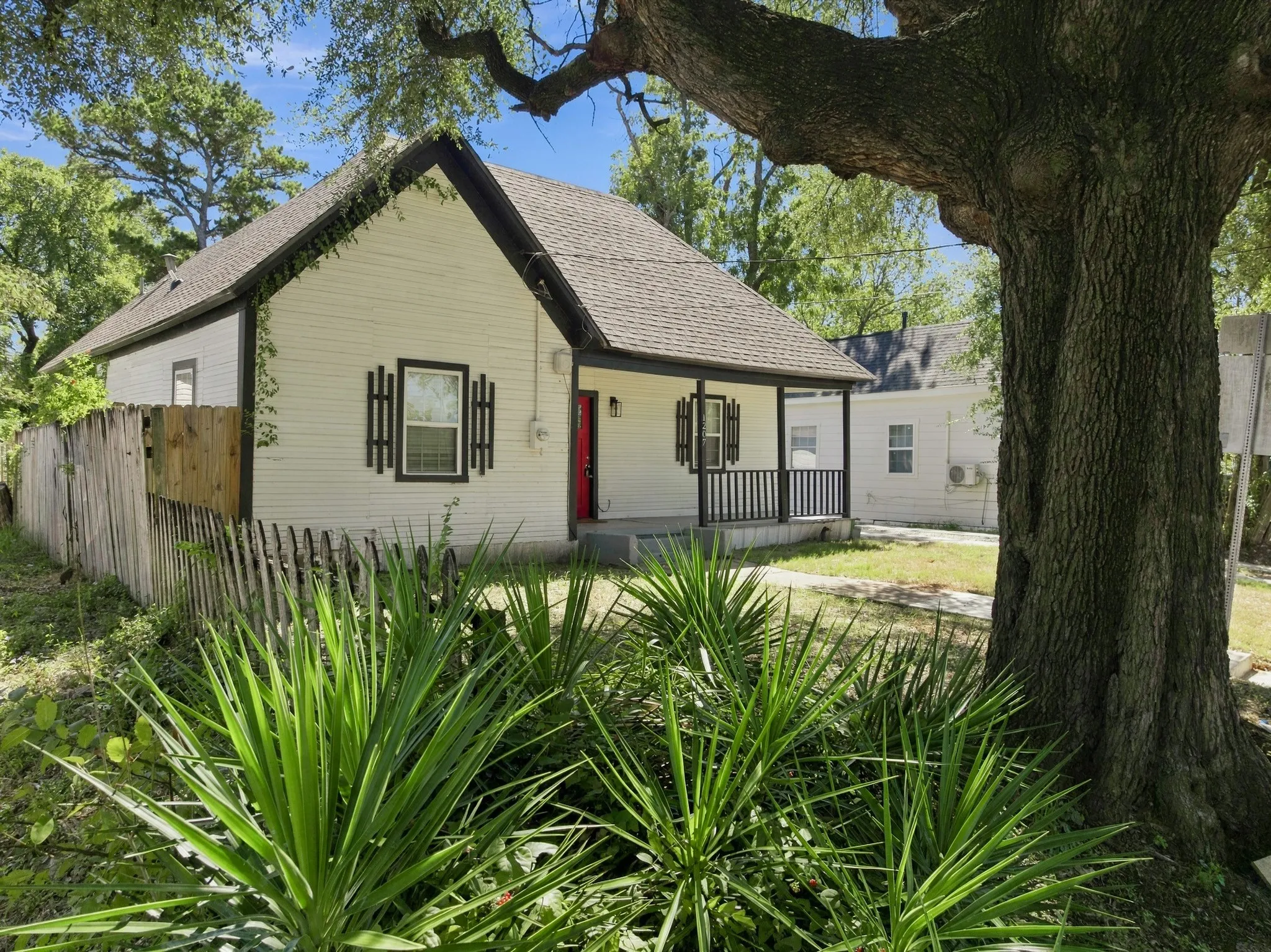 Single Family Residence For Sale in Mc Lennan County , 1207 Paul Quinn Street, Waco, Texas 76704, 3 Bedroom, 2 Bathroom, Garage spaces, 1,164 Sqft, built in 1914, mls#21405009, Real Estate Agent in Waco, Homes For Sale in Mc Lennan county, Homes For Sale in Waco, Realtor in Waco Texas, Real Estate Brokerage Independent Realty Texas, Luminita Cordes Realtor
