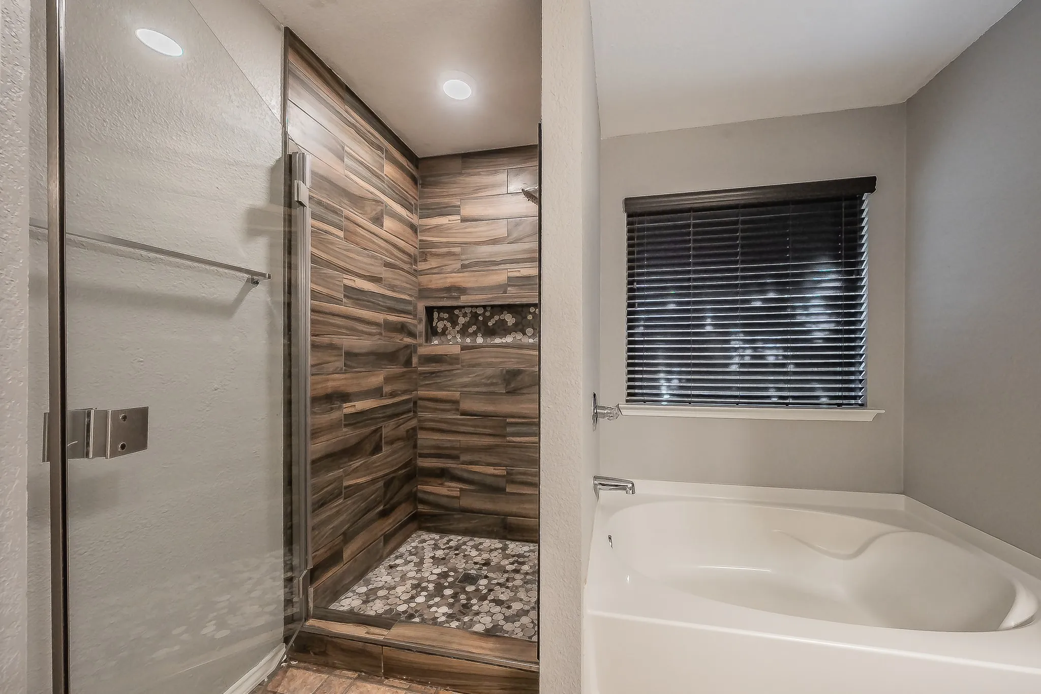 Single Family Residence For Sale in Tarrant County , 10100 Cougar Trail, Fort Worth, Texas 76108, 3 Bedroom, 2 Bathroom, 2 Garage spaces, 1,606 Sqft, built in 2008, mls#21405005, Real Estate Agent in Fort Worth, Homes For Sale in Tarrant county, Homes For Sale in Fort Worth, Realtor in Fort Worth Texas, Real Estate Brokerage Independent Realty Texas, Luminita Cordes Realtor