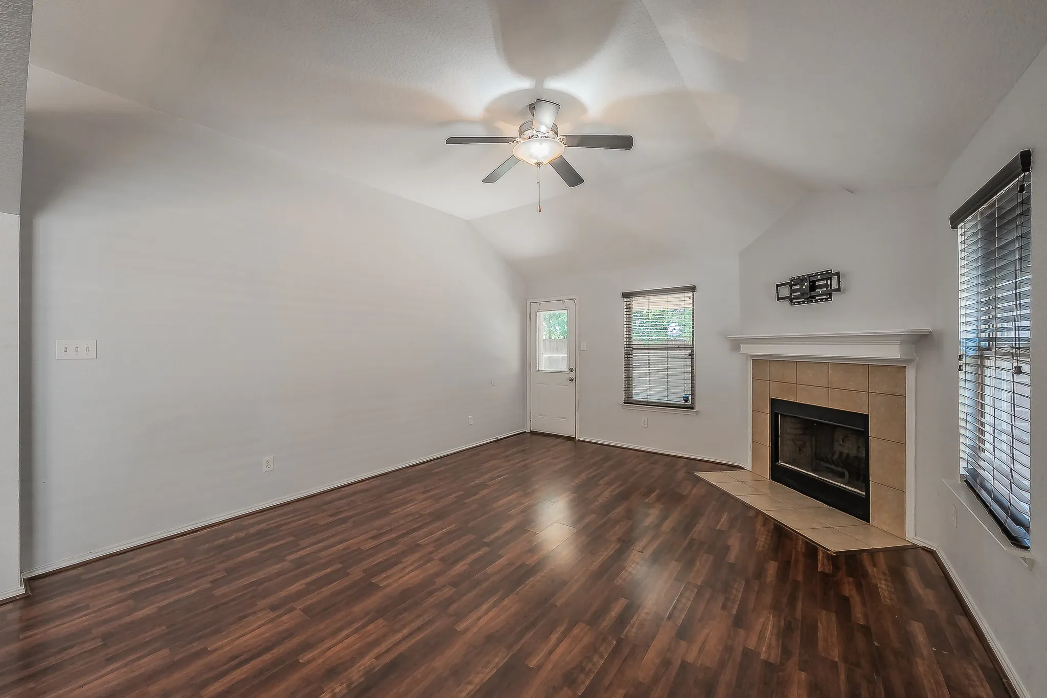 Single Family Residence For Sale in Tarrant County , 10100 Cougar Trail, Fort Worth, Texas 76108, 3 Bedroom, 2 Bathroom, 2 Garage spaces, 1,606 Sqft, built in 2008, mls#21405005, Real Estate Agent in Fort Worth, Homes For Sale in Tarrant county, Homes For Sale in Fort Worth, Realtor in Fort Worth Texas, Real Estate Brokerage Independent Realty Texas, Luminita Cordes Realtor