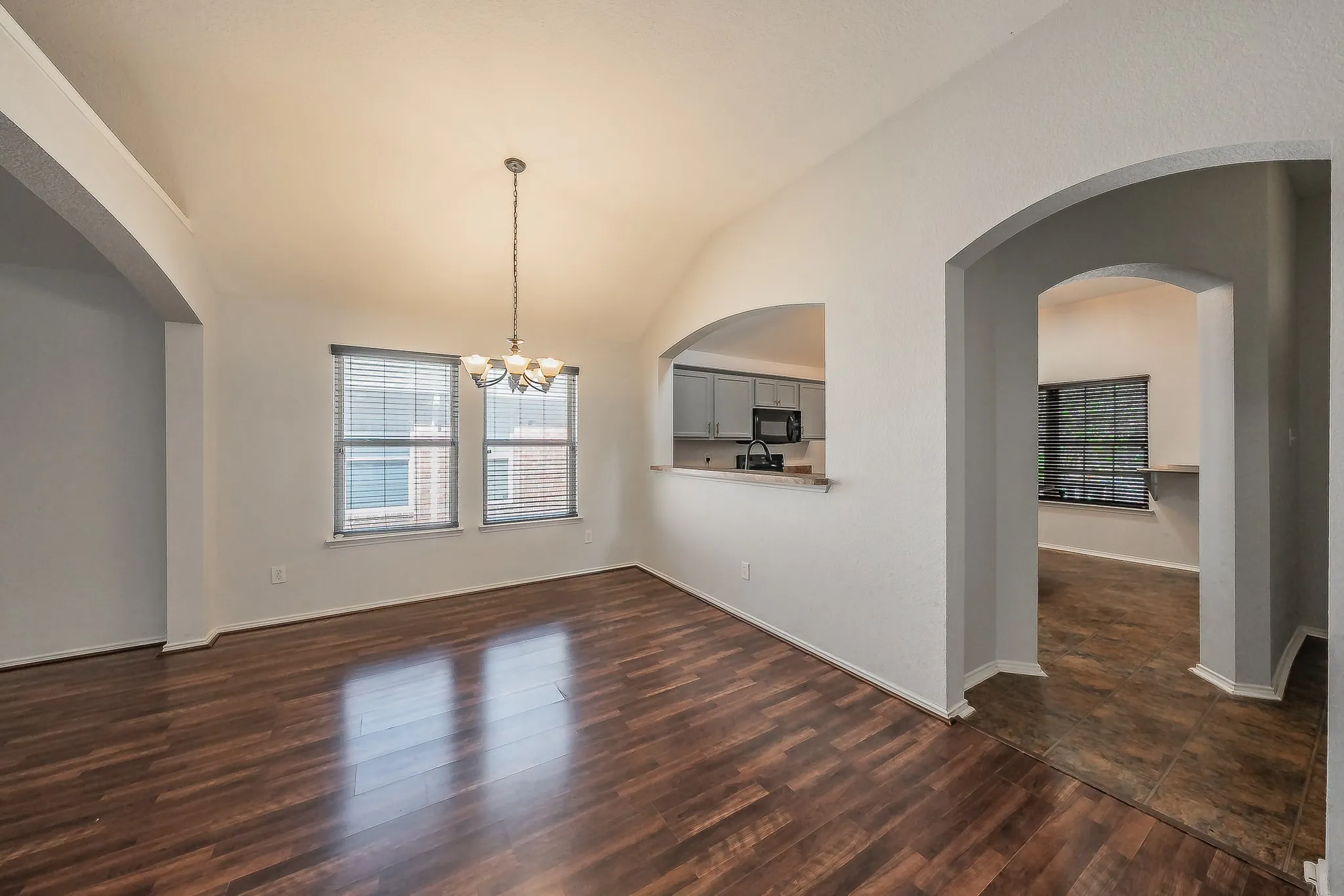 Single Family Residence For Sale in Tarrant County , 10100 Cougar Trail, Fort Worth, Texas 76108, 3 Bedroom, 2 Bathroom, 2 Garage spaces, 1,606 Sqft, built in 2008, mls#21405005, Real Estate Agent in Fort Worth, Homes For Sale in Tarrant county, Homes For Sale in Fort Worth, Realtor in Fort Worth Texas, Real Estate Brokerage Independent Realty Texas, Luminita Cordes Realtor