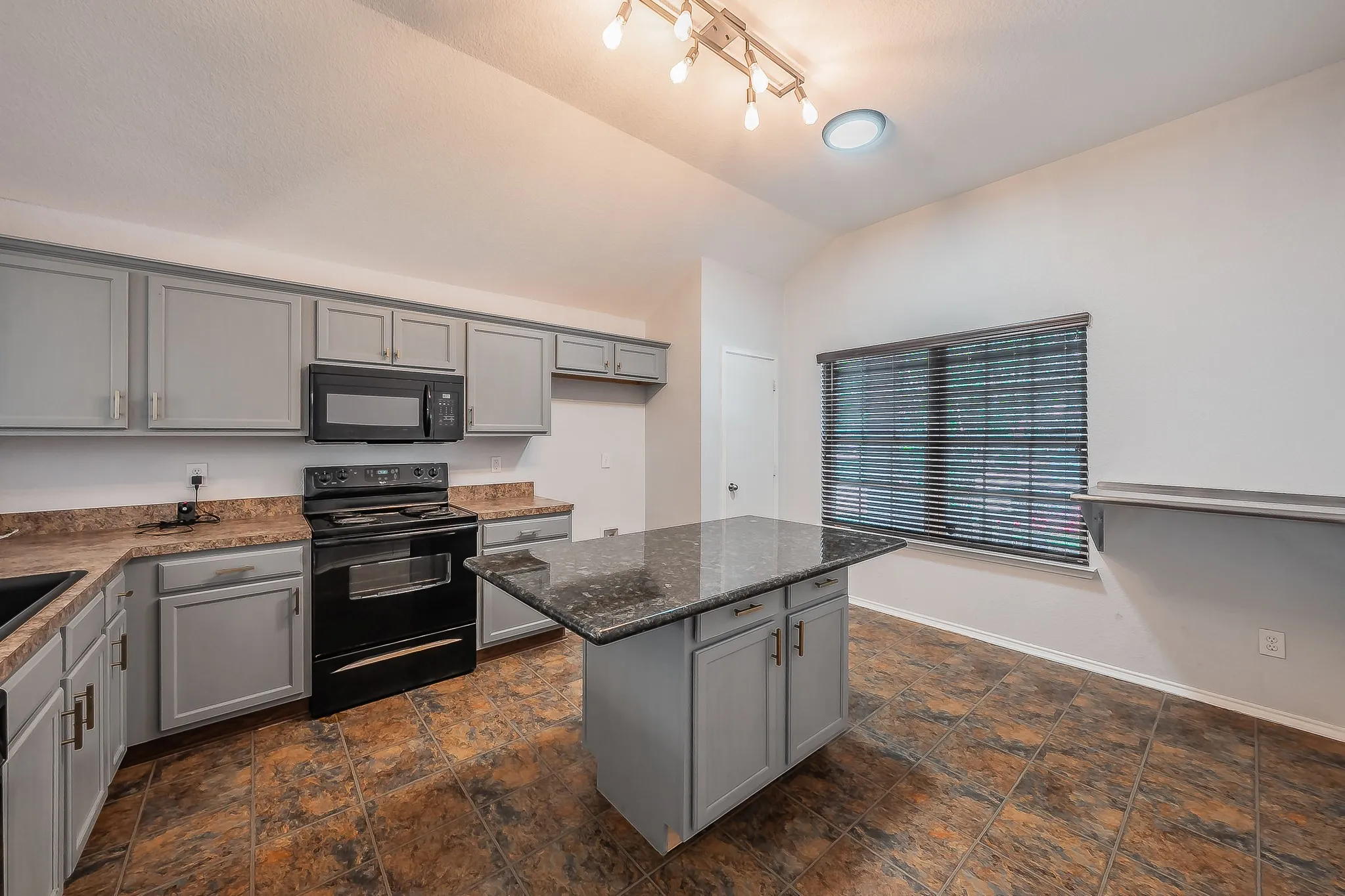 Single Family Residence For Sale in Tarrant County , 10100 Cougar Trail, Fort Worth, Texas 76108, 3 Bedroom, 2 Bathroom, 2 Garage spaces, 1,606 Sqft, built in 2008, mls#21405005, Real Estate Agent in Fort Worth, Homes For Sale in Tarrant county, Homes For Sale in Fort Worth, Realtor in Fort Worth Texas, Real Estate Brokerage Independent Realty Texas, Luminita Cordes Realtor