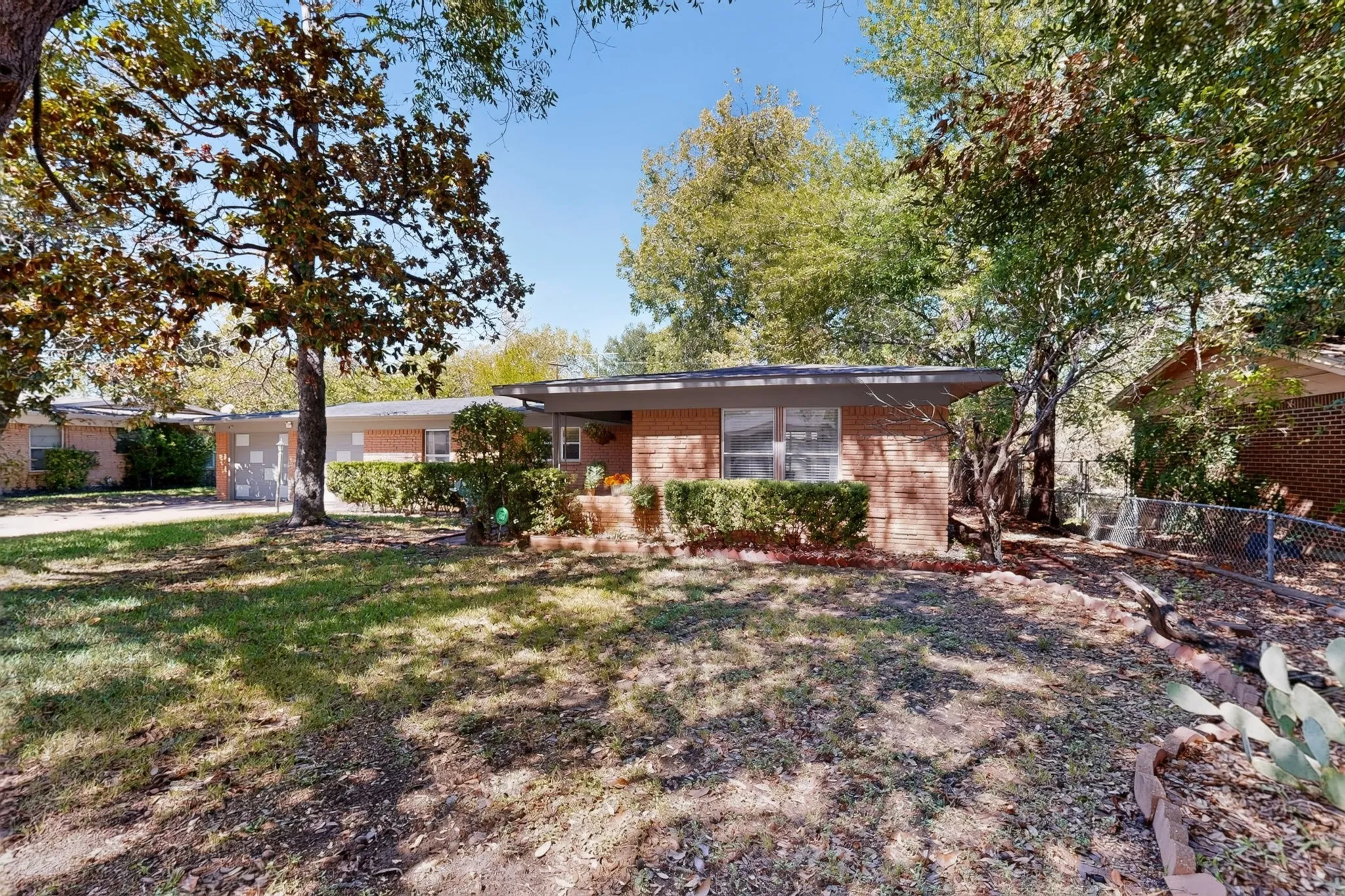 Single Family Residence For Sale in Tarrant County , 6905 Norma Street, Fort Worth, Texas 76112, 3 Bedroom, 2 Bathroom, 2 Garage spaces, 1,750 Sqft, built in 1955, mls#21404981, Real Estate Agent in Fort Worth, Homes For Sale in Tarrant county, Homes For Sale in Fort Worth, Realtor in Fort Worth Texas, Real Estate Brokerage Independent Realty Texas, Luminita Cordes Realtor