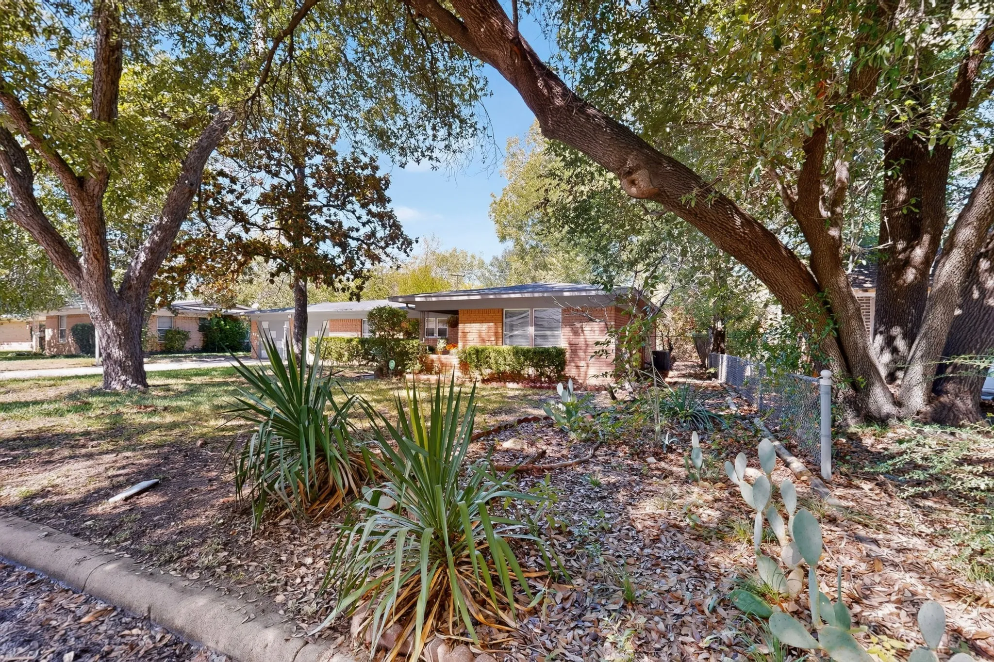 Single Family Residence For Sale in Tarrant County , 6905 Norma Street, Fort Worth, Texas 76112, 3 Bedroom, 2 Bathroom, 2 Garage spaces, 1,750 Sqft, built in 1955, mls#21404981, Real Estate Agent in Fort Worth, Homes For Sale in Tarrant county, Homes For Sale in Fort Worth, Realtor in Fort Worth Texas, Real Estate Brokerage Independent Realty Texas, Luminita Cordes Realtor