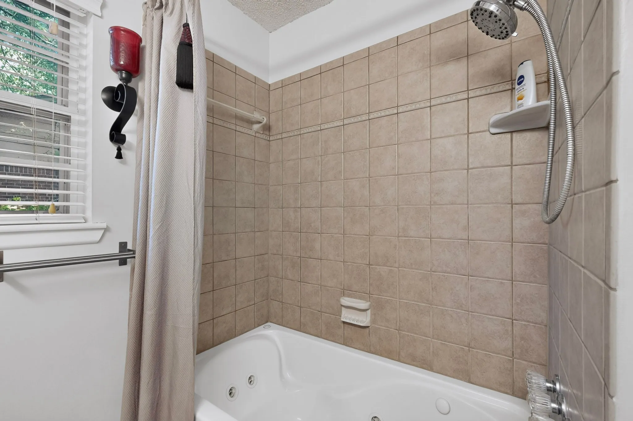 Single Family Residence For Sale in Tarrant County , 6905 Norma Street, Fort Worth, Texas 76112, 3 Bedroom, 2 Bathroom, 2 Garage spaces, 1,750 Sqft, built in 1955, mls#21404981, Real Estate Agent in Fort Worth, Homes For Sale in Tarrant county, Homes For Sale in Fort Worth, Realtor in Fort Worth Texas, Real Estate Brokerage Independent Realty Texas, Luminita Cordes Realtor