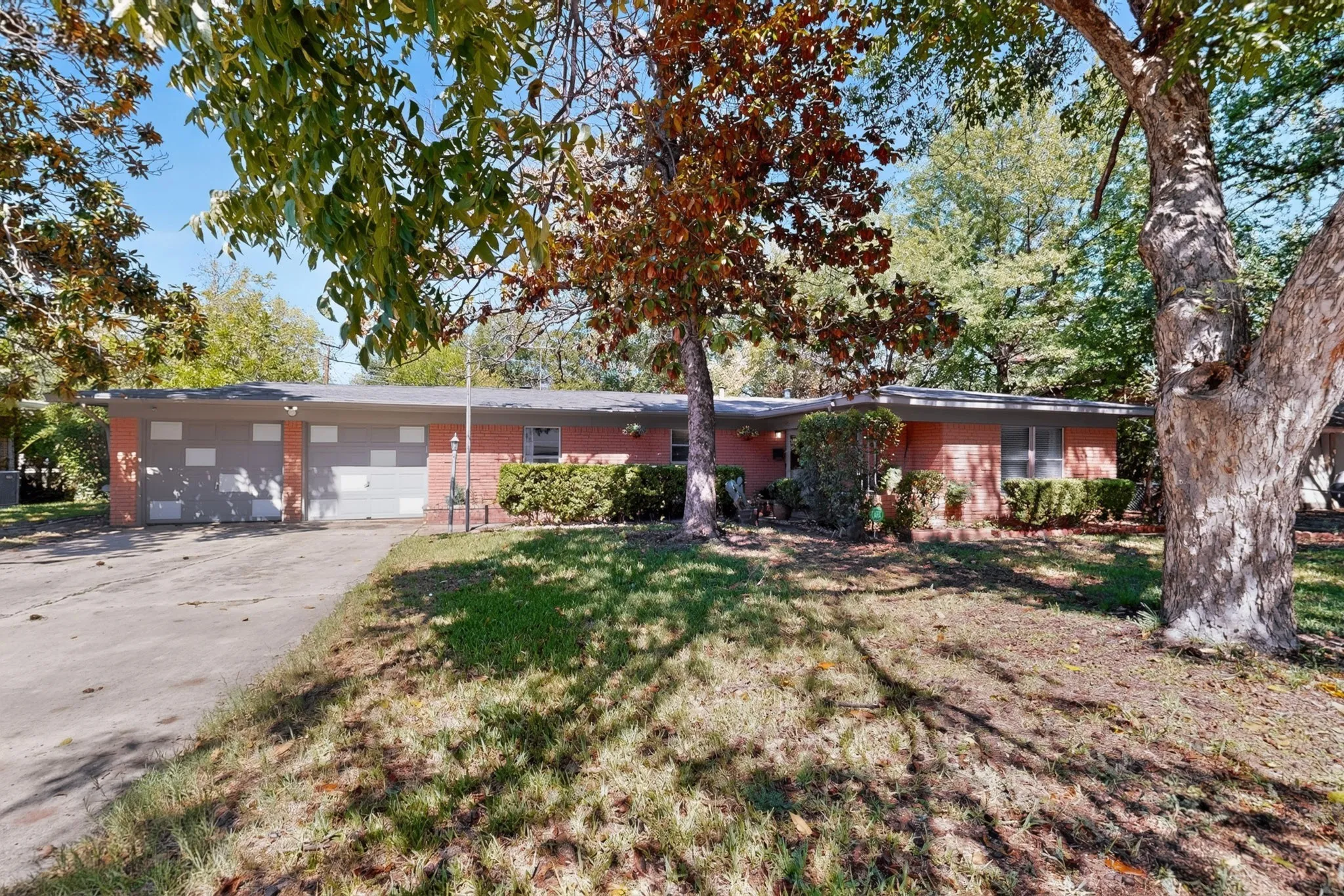 Single Family Residence For Sale in Tarrant County , 6905 Norma Street, Fort Worth, Texas 76112, 3 Bedroom, 2 Bathroom, 2 Garage spaces, 1,750 Sqft, built in 1955, mls#21404981, Real Estate Agent in Fort Worth, Homes For Sale in Tarrant county, Homes For Sale in Fort Worth, Realtor in Fort Worth Texas, Real Estate Brokerage Independent Realty Texas, Luminita Cordes Realtor
