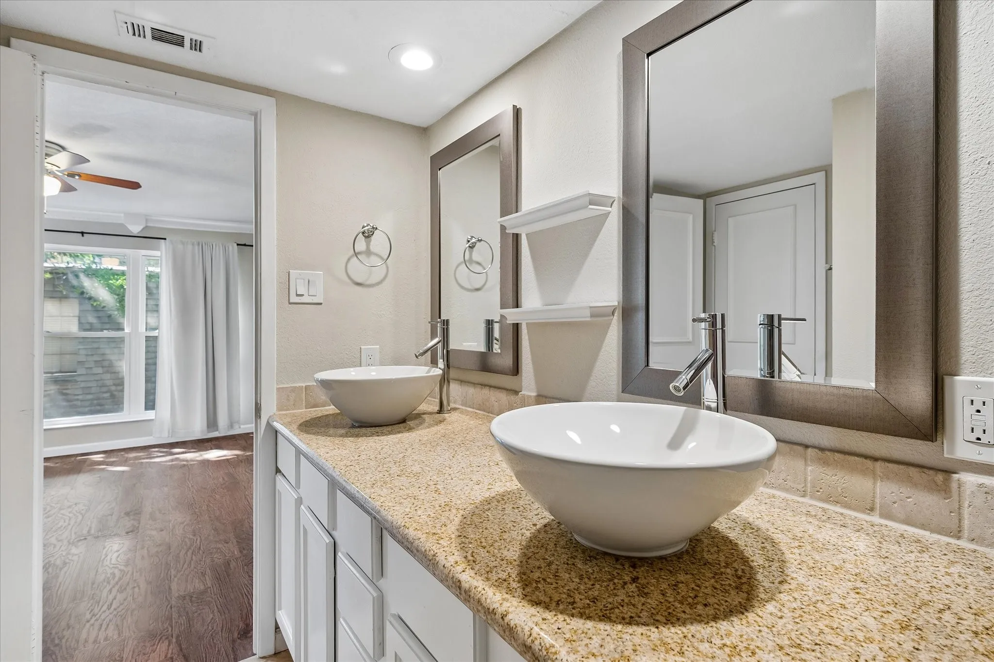 Condominium For Rent in Dallas County , 3815 Holland Avenue 1, Dallas, Texas 75219, 2 Bedroom, 2 Bathroom, 1 Garage spaces, 1,194 Sqft, built in 1981, mls#21404991, Real Estate Agent in Dallas, Homes For Rent in Dallas county, Homes For Rent in Dallas, Realtor in Dallas Texas, Real Estate Brokerage Independent Realty Texas, Luminita Cordes Realtor