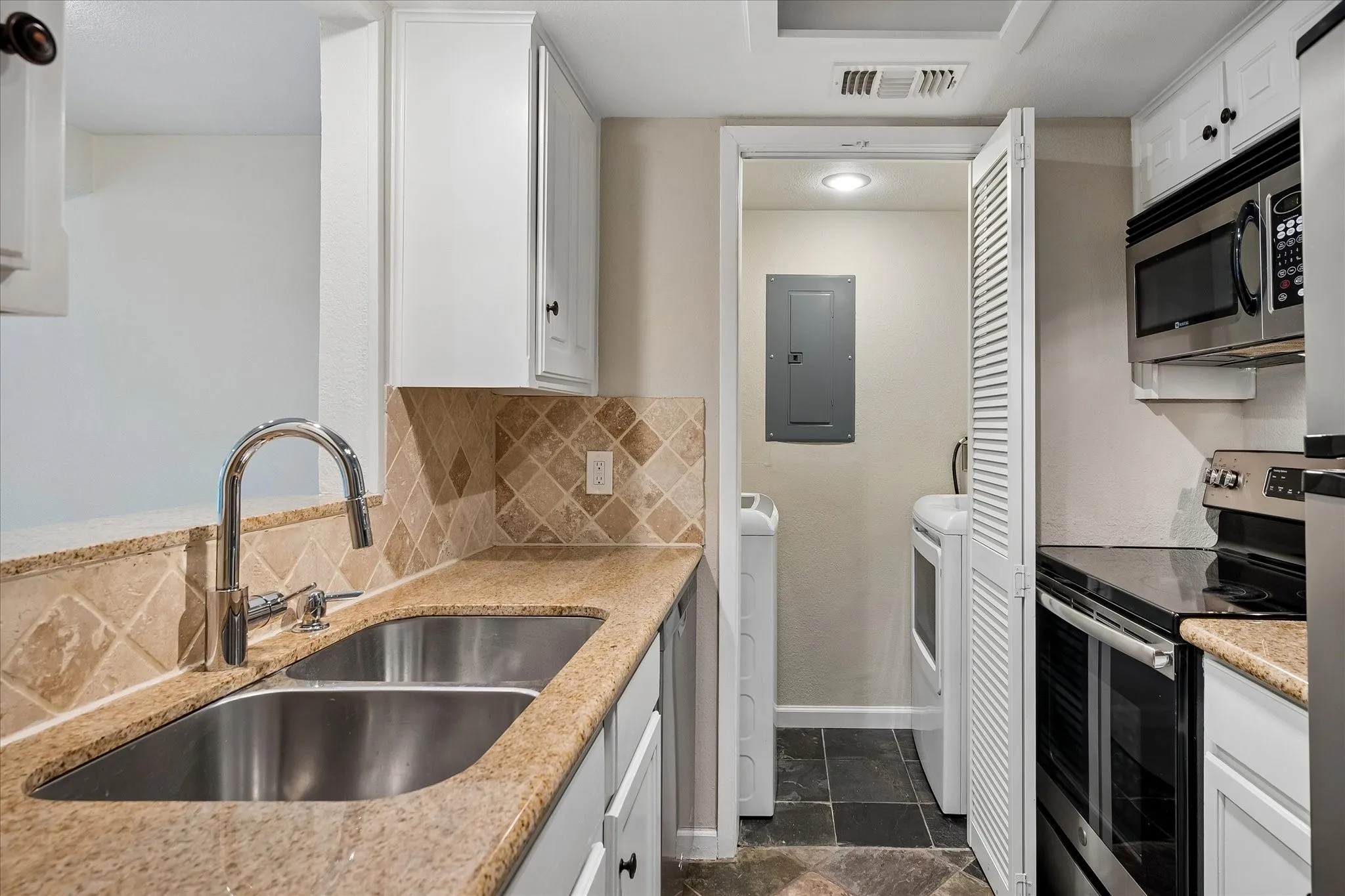 Condominium For Rent in Dallas County , 3815 Holland Avenue 1, Dallas, Texas 75219, 2 Bedroom, 2 Bathroom, 1 Garage spaces, 1,194 Sqft, built in 1981, mls#21404991, Real Estate Agent in Dallas, Homes For Rent in Dallas county, Homes For Rent in Dallas, Realtor in Dallas Texas, Real Estate Brokerage Independent Realty Texas, Luminita Cordes Realtor