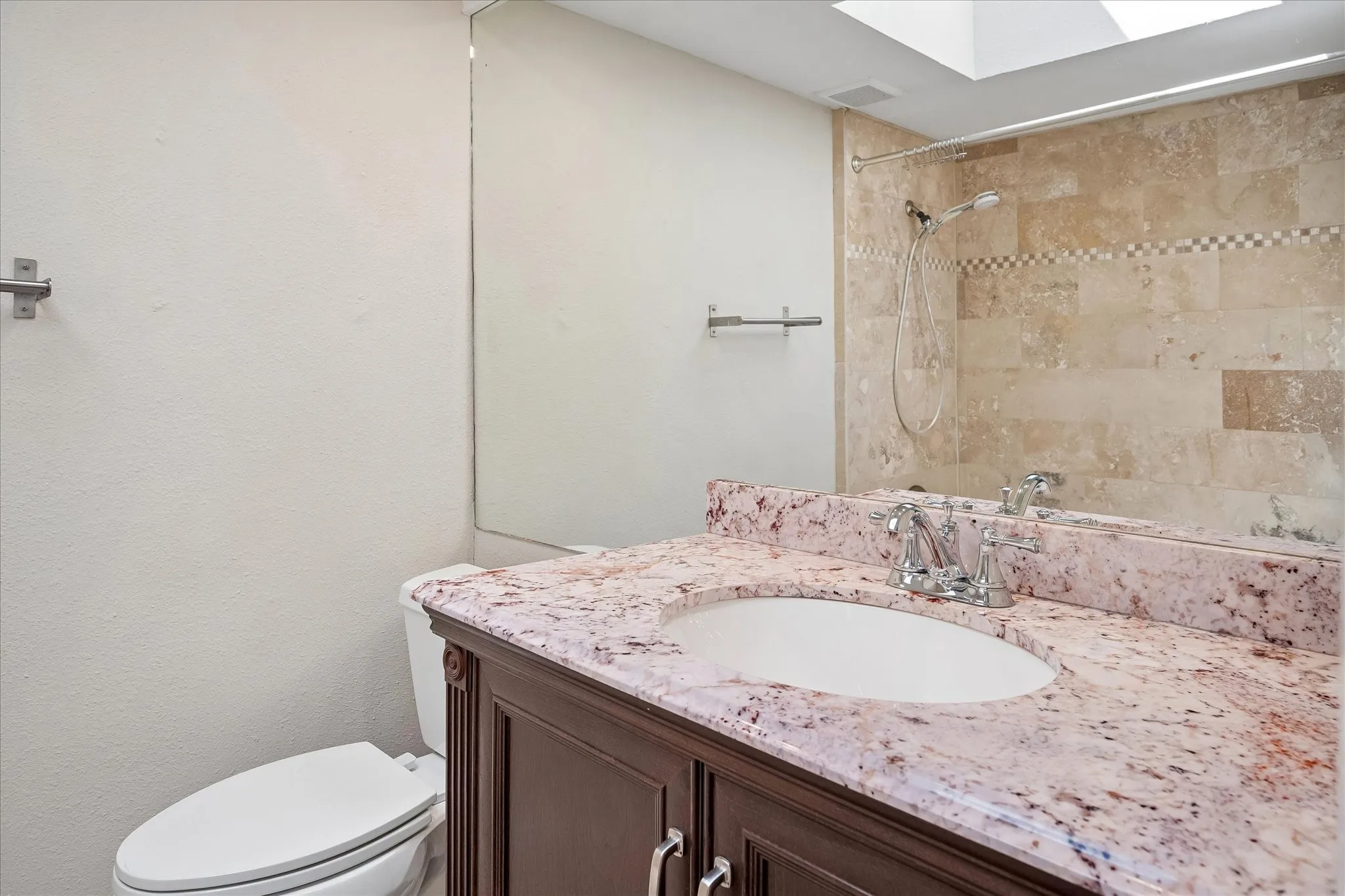 Condominium For Rent in Dallas County , 3815 Holland Avenue 1, Dallas, Texas 75219, 2 Bedroom, 2 Bathroom, 1 Garage spaces, 1,194 Sqft, built in 1981, mls#21404991, Real Estate Agent in Dallas, Homes For Rent in Dallas county, Homes For Rent in Dallas, Realtor in Dallas Texas, Real Estate Brokerage Independent Realty Texas, Luminita Cordes Realtor