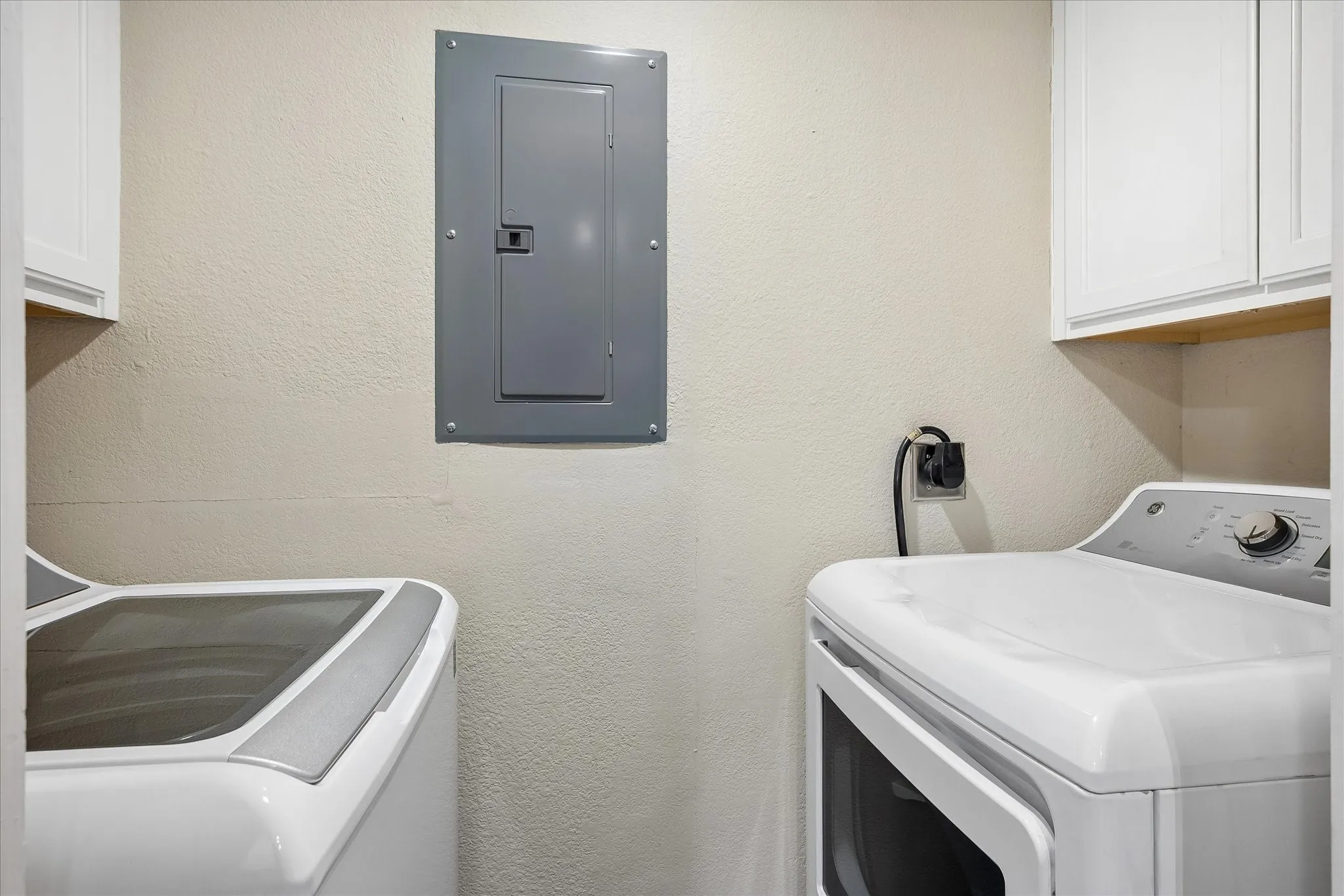 Condominium For Rent in Dallas County , 3815 Holland Avenue 1, Dallas, Texas 75219, 2 Bedroom, 2 Bathroom, 1 Garage spaces, 1,194 Sqft, built in 1981, mls#21404991, Real Estate Agent in Dallas, Homes For Rent in Dallas county, Homes For Rent in Dallas, Realtor in Dallas Texas, Real Estate Brokerage Independent Realty Texas, Luminita Cordes Realtor