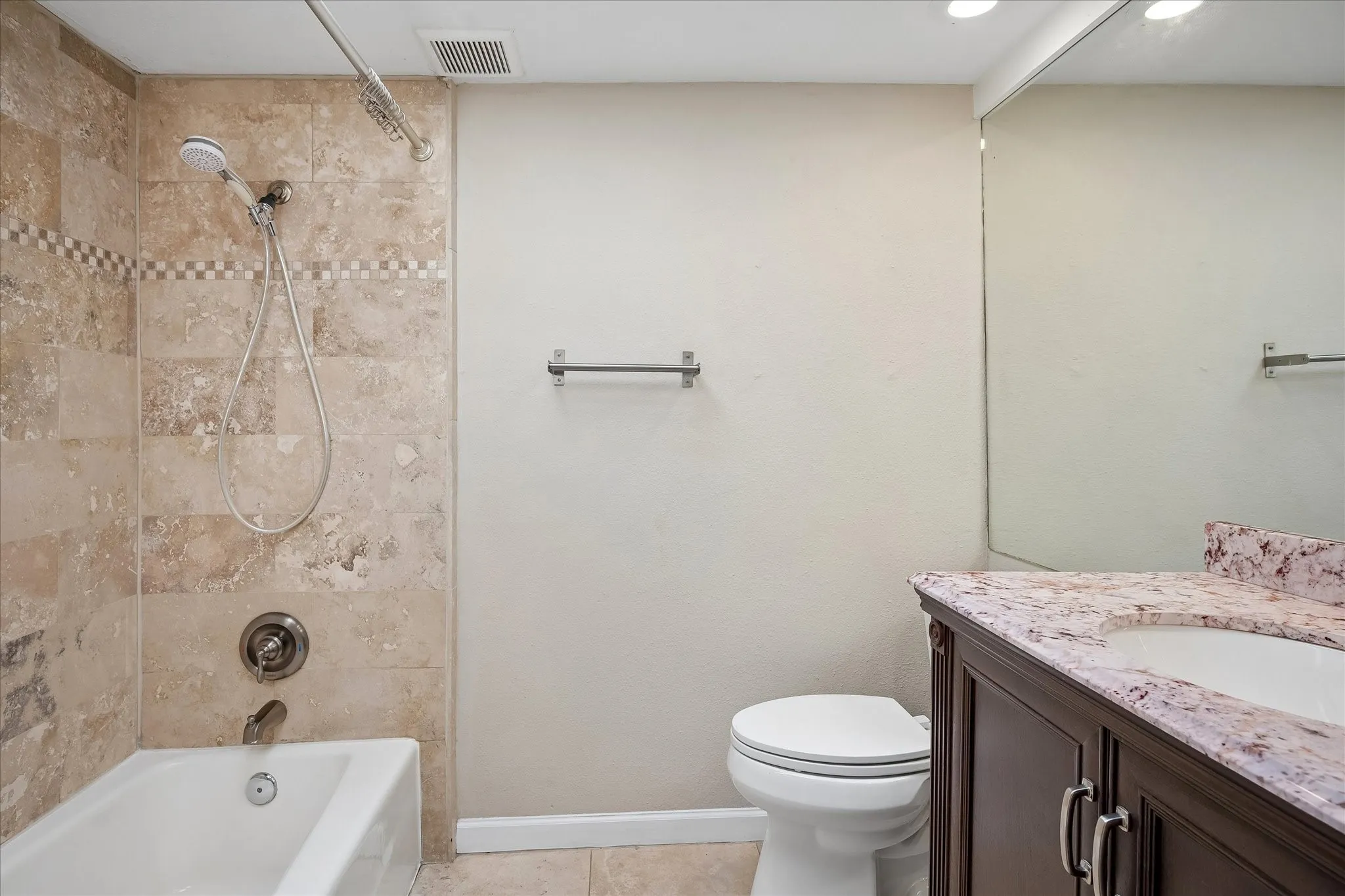 Condominium For Rent in Dallas County , 3815 Holland Avenue 1, Dallas, Texas 75219, 2 Bedroom, 2 Bathroom, 1 Garage spaces, 1,194 Sqft, built in 1981, mls#21404991, Real Estate Agent in Dallas, Homes For Rent in Dallas county, Homes For Rent in Dallas, Realtor in Dallas Texas, Real Estate Brokerage Independent Realty Texas, Luminita Cordes Realtor