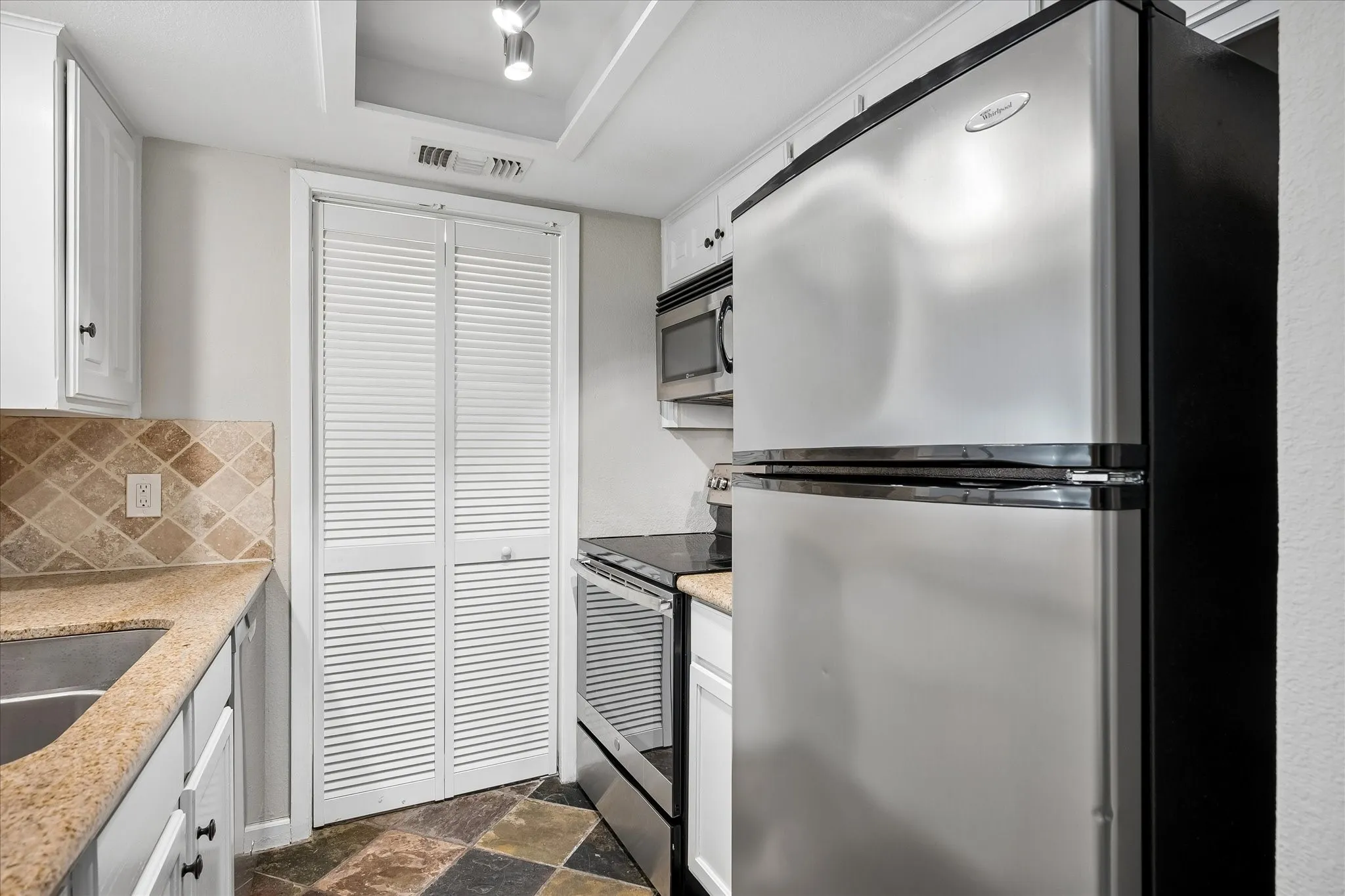 Condominium For Rent in Dallas County , 3815 Holland Avenue 1, Dallas, Texas 75219, 2 Bedroom, 2 Bathroom, 1 Garage spaces, 1,194 Sqft, built in 1981, mls#21404991, Real Estate Agent in Dallas, Homes For Rent in Dallas county, Homes For Rent in Dallas, Realtor in Dallas Texas, Real Estate Brokerage Independent Realty Texas, Luminita Cordes Realtor