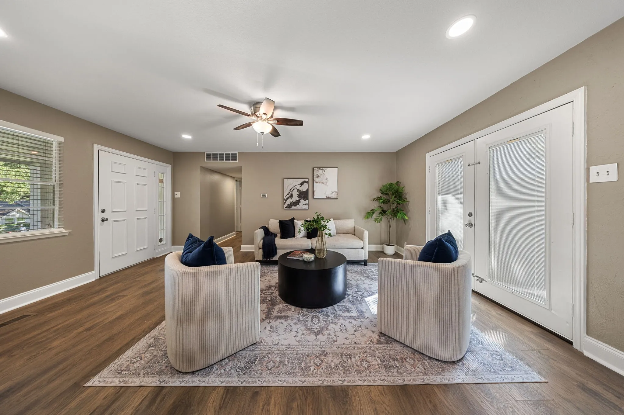 Single Family Residence For Sale in Dallas County , 9735 Queenswood Lane, Dallas, Texas 75238, 3 Bedroom, 2 Bathroom, Garage spaces, 2,156 Sqft, built in 1961, mls#21404987, Real Estate Agent in Dallas, Homes For Sale in Dallas county, Homes For Sale in Dallas, Realtor in Dallas Texas, Real Estate Brokerage Independent Realty Texas, Luminita Cordes Realtor