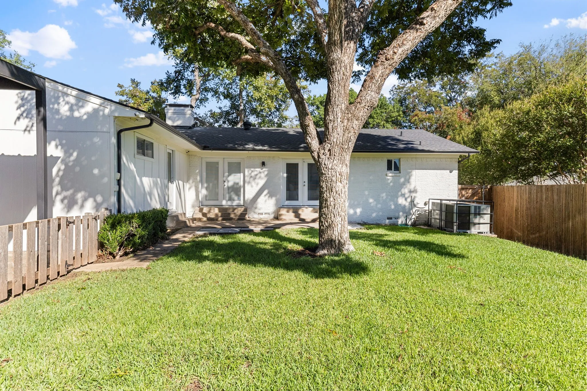 Single Family Residence For Sale in Dallas County , 9735 Queenswood Lane, Dallas, Texas 75238, 3 Bedroom, 2 Bathroom, Garage spaces, 2,156 Sqft, built in 1961, mls#21404987, Real Estate Agent in Dallas, Homes For Sale in Dallas county, Homes For Sale in Dallas, Realtor in Dallas Texas, Real Estate Brokerage Independent Realty Texas, Luminita Cordes Realtor