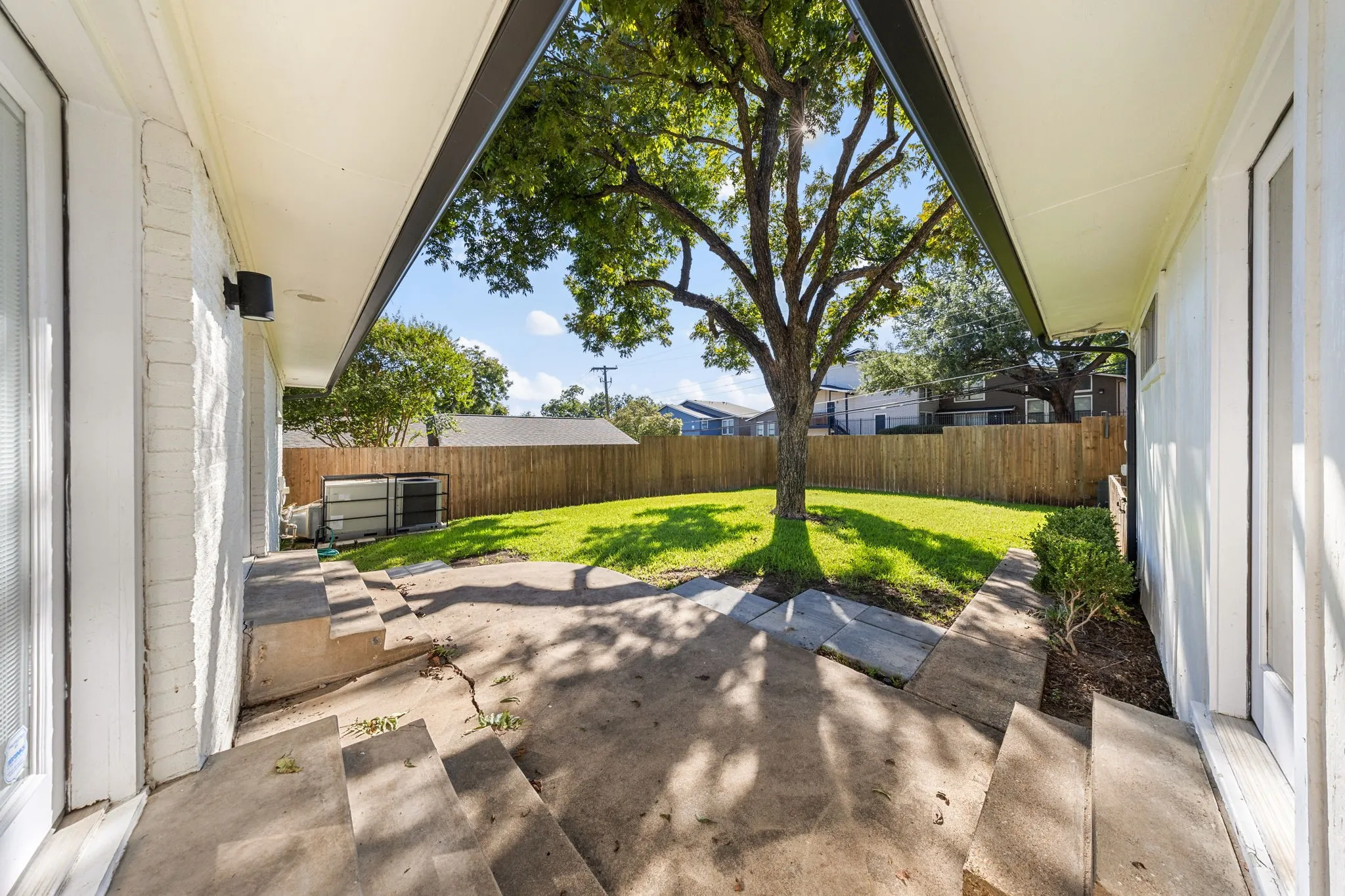 Single Family Residence For Sale in Dallas County , 9735 Queenswood Lane, Dallas, Texas 75238, 3 Bedroom, 2 Bathroom, Garage spaces, 2,156 Sqft, built in 1961, mls#21404987, Real Estate Agent in Dallas, Homes For Sale in Dallas county, Homes For Sale in Dallas, Realtor in Dallas Texas, Real Estate Brokerage Independent Realty Texas, Luminita Cordes Realtor