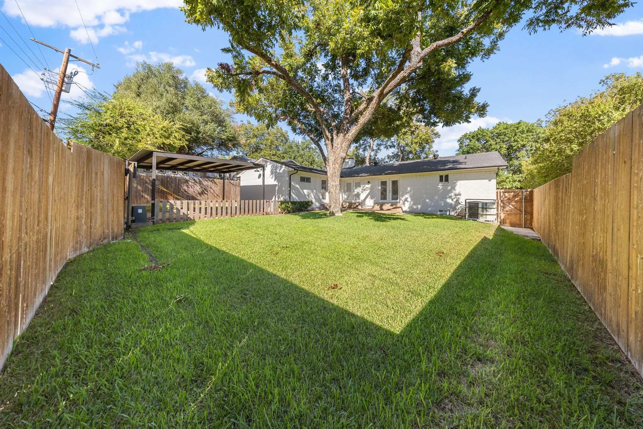 Single Family Residence For Sale in Dallas County , 9735 Queenswood Lane, Dallas, Texas 75238, 3 Bedroom, 2 Bathroom, Garage spaces, 2,156 Sqft, built in 1961, mls#21404987, Real Estate Agent in Dallas, Homes For Sale in Dallas county, Homes For Sale in Dallas, Realtor in Dallas Texas, Real Estate Brokerage Independent Realty Texas, Luminita Cordes Realtor