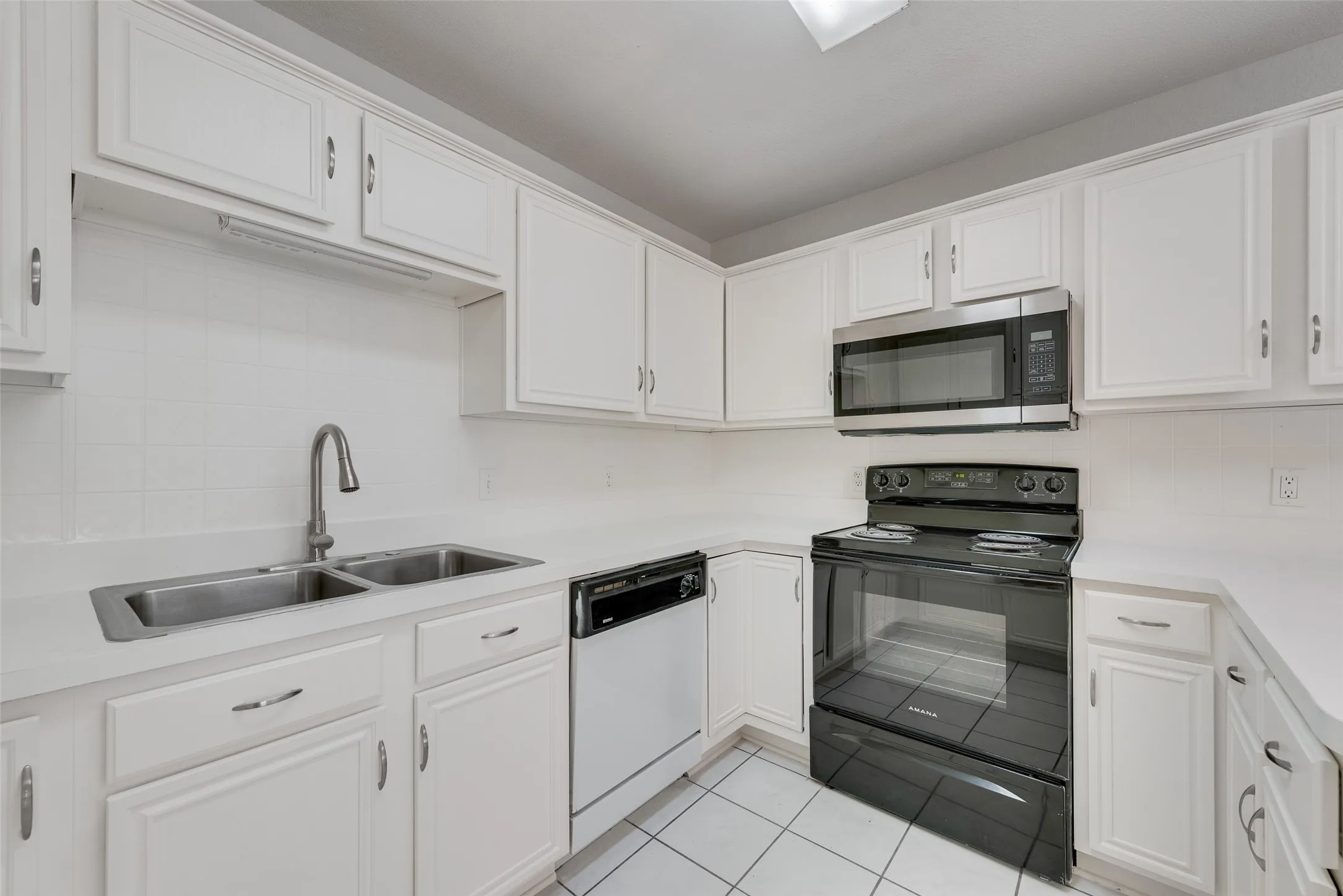 Single Family Residence For Sale in Tarrant County , 7016 Snowivy Court, Arlington, Texas 76001, 3 Bedroom, 2 Bathroom, 2 Garage spaces, 1,575 Sqft, built in 1998, mls#21405040, Real Estate Agent in Arlington, Homes For Sale in Tarrant county, Homes For Sale in Arlington, Realtor in Arlington Texas, Real Estate Brokerage Independent Realty Texas, Luminita Cordes Realtor