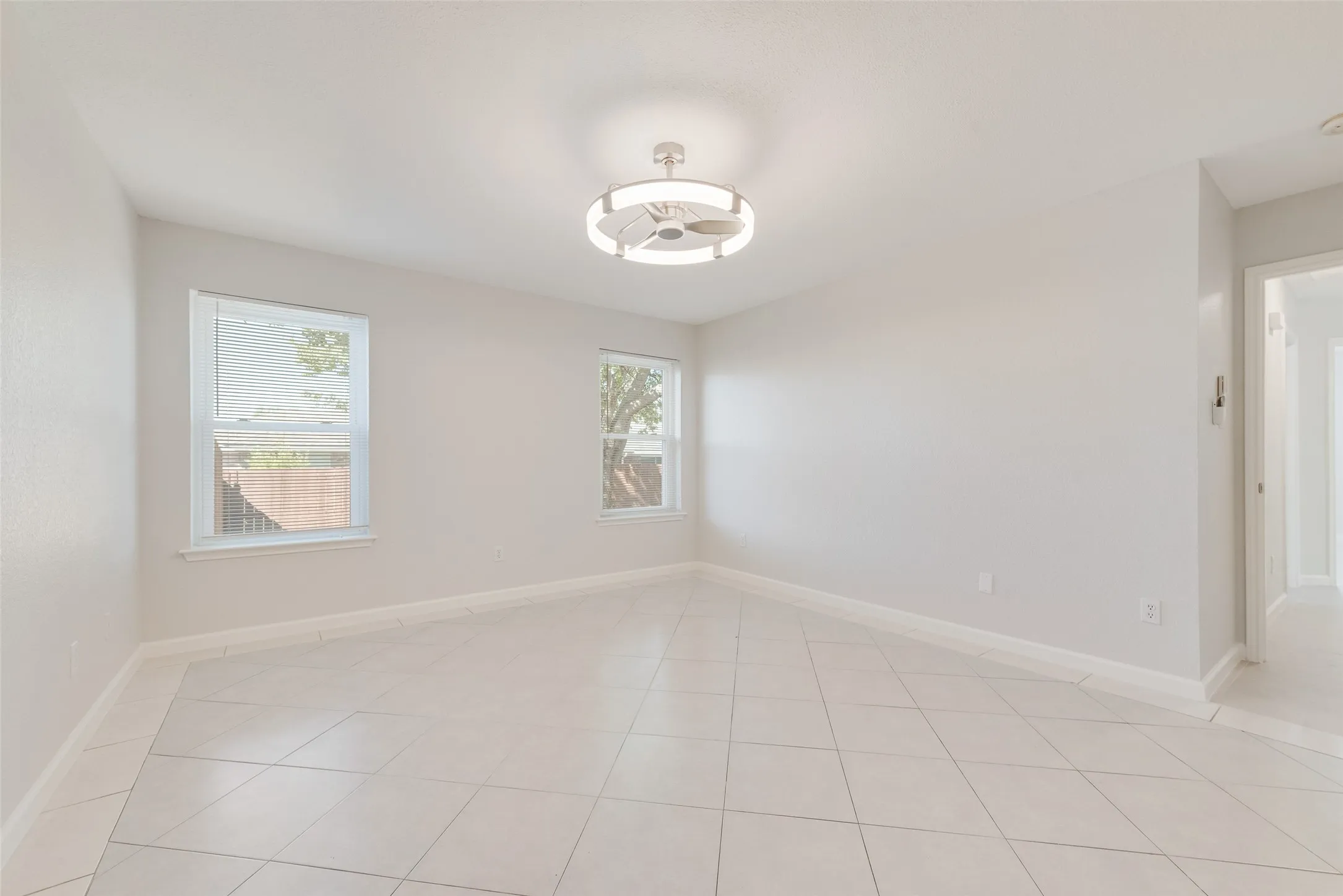 Single Family Residence For Sale in Tarrant County , 7016 Snowivy Court, Arlington, Texas 76001, 3 Bedroom, 2 Bathroom, 2 Garage spaces, 1,575 Sqft, built in 1998, mls#21405040, Real Estate Agent in Arlington, Homes For Sale in Tarrant county, Homes For Sale in Arlington, Realtor in Arlington Texas, Real Estate Brokerage Independent Realty Texas, Luminita Cordes Realtor