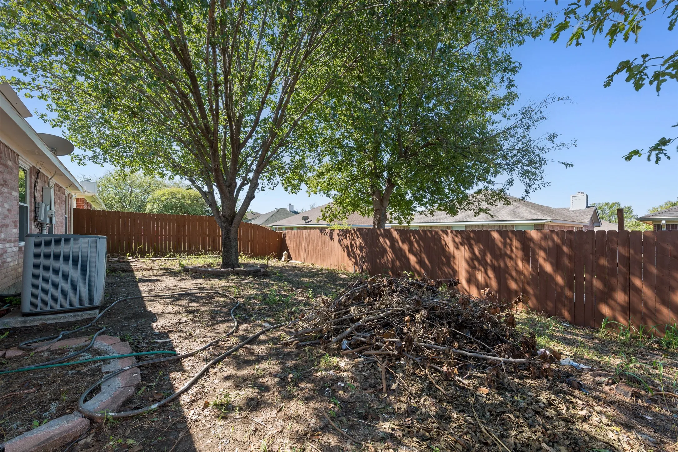 Single Family Residence For Sale in Tarrant County , 7016 Snowivy Court, Arlington, Texas 76001, 3 Bedroom, 2 Bathroom, 2 Garage spaces, 1,575 Sqft, built in 1998, mls#21405040, Real Estate Agent in Arlington, Homes For Sale in Tarrant county, Homes For Sale in Arlington, Realtor in Arlington Texas, Real Estate Brokerage Independent Realty Texas, Luminita Cordes Realtor
