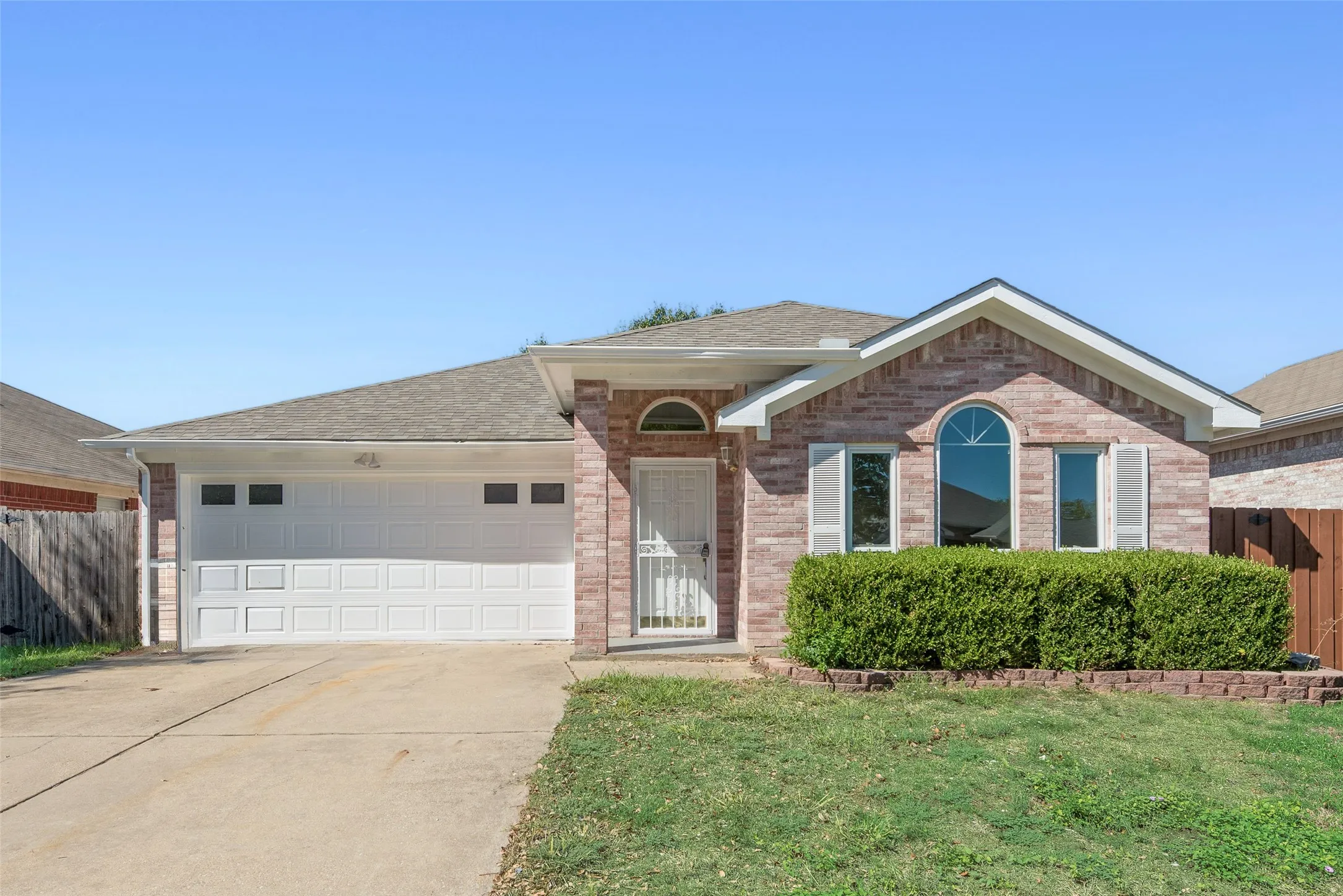 Single Family Residence For Sale in Tarrant County , 7016 Snowivy Court, Arlington, Texas 76001, 3 Bedroom, 2 Bathroom, 2 Garage spaces, 1,575 Sqft, built in 1998, mls#21405040, Real Estate Agent in Arlington, Homes For Sale in Tarrant county, Homes For Sale in Arlington, Realtor in Arlington Texas, Real Estate Brokerage Independent Realty Texas, Luminita Cordes Realtor
