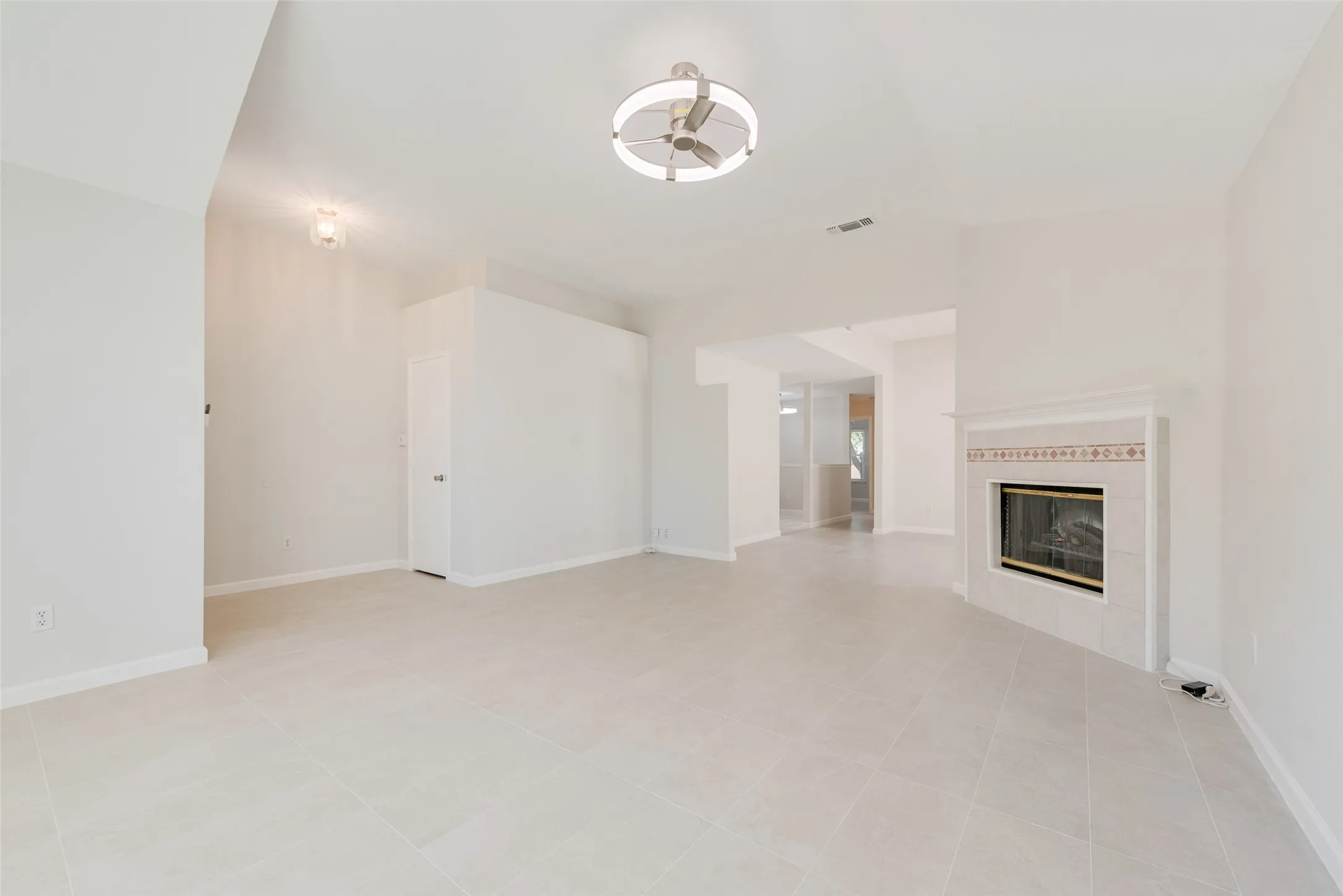 Single Family Residence For Sale in Tarrant County , 7016 Snowivy Court, Arlington, Texas 76001, 3 Bedroom, 2 Bathroom, 2 Garage spaces, 1,575 Sqft, built in 1998, mls#21405040, Real Estate Agent in Arlington, Homes For Sale in Tarrant county, Homes For Sale in Arlington, Realtor in Arlington Texas, Real Estate Brokerage Independent Realty Texas, Luminita Cordes Realtor