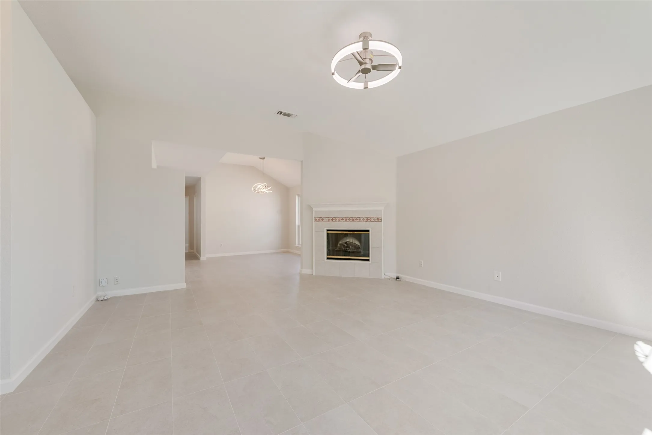 Single Family Residence For Sale in Tarrant County , 7016 Snowivy Court, Arlington, Texas 76001, 3 Bedroom, 2 Bathroom, 2 Garage spaces, 1,575 Sqft, built in 1998, mls#21405040, Real Estate Agent in Arlington, Homes For Sale in Tarrant county, Homes For Sale in Arlington, Realtor in Arlington Texas, Real Estate Brokerage Independent Realty Texas, Luminita Cordes Realtor