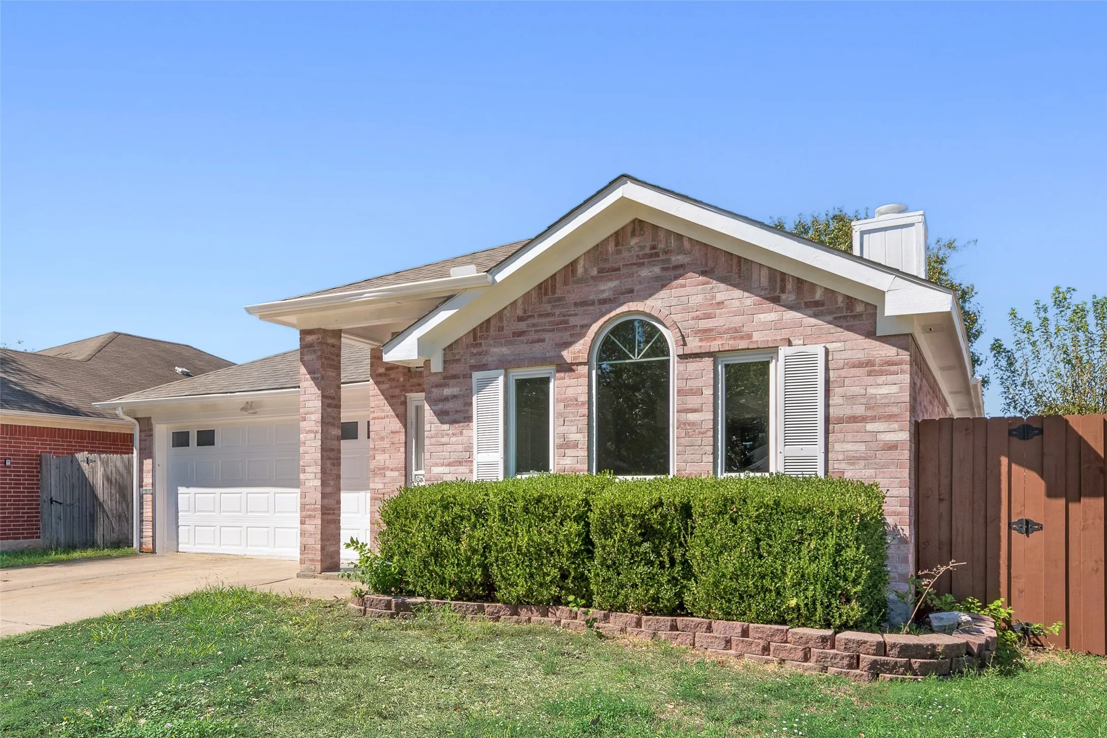 Single Family Residence For Sale in Tarrant County , 7016 Snowivy Court, Arlington, Texas 76001, 3 Bedroom, 2 Bathroom, 2 Garage spaces, 1,575 Sqft, built in 1998, mls#21405040, Real Estate Agent in Arlington, Homes For Sale in Tarrant county, Homes For Sale in Arlington, Realtor in Arlington Texas, Real Estate Brokerage Independent Realty Texas, Luminita Cordes Realtor