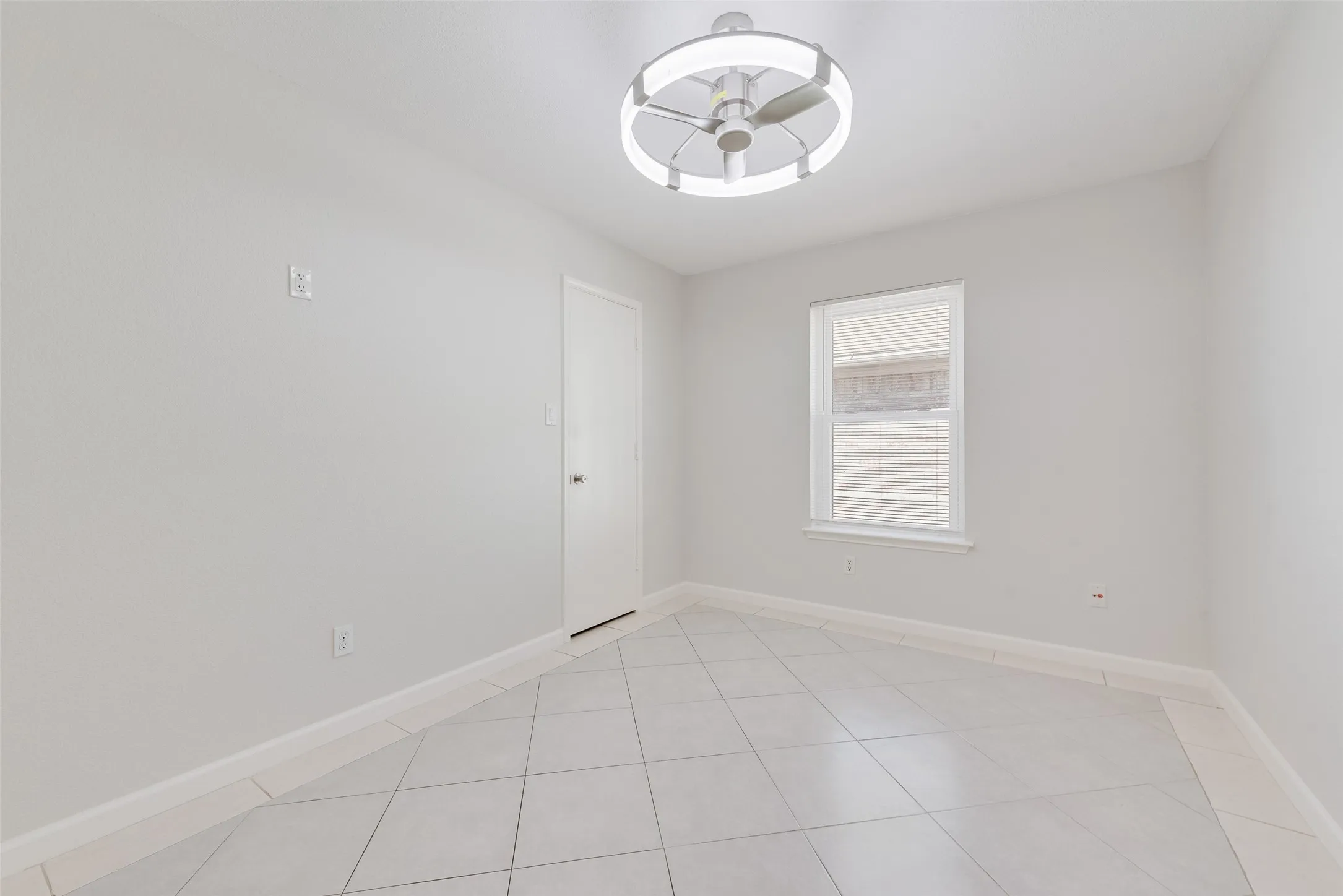 Single Family Residence For Sale in Tarrant County , 7016 Snowivy Court, Arlington, Texas 76001, 3 Bedroom, 2 Bathroom, 2 Garage spaces, 1,575 Sqft, built in 1998, mls#21405040, Real Estate Agent in Arlington, Homes For Sale in Tarrant county, Homes For Sale in Arlington, Realtor in Arlington Texas, Real Estate Brokerage Independent Realty Texas, Luminita Cordes Realtor