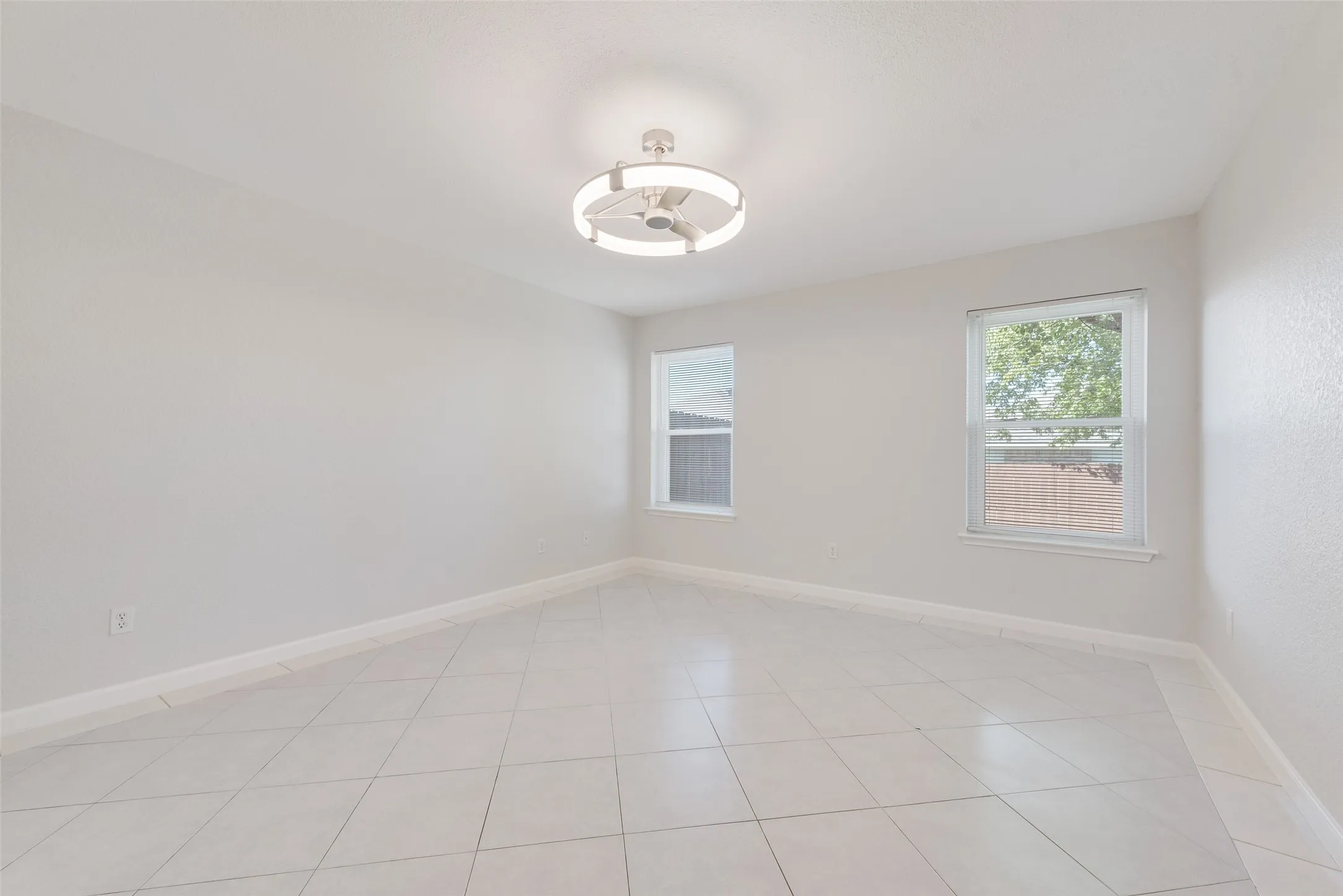 Single Family Residence For Sale in Tarrant County , 7016 Snowivy Court, Arlington, Texas 76001, 3 Bedroom, 2 Bathroom, 2 Garage spaces, 1,575 Sqft, built in 1998, mls#21405040, Real Estate Agent in Arlington, Homes For Sale in Tarrant county, Homes For Sale in Arlington, Realtor in Arlington Texas, Real Estate Brokerage Independent Realty Texas, Luminita Cordes Realtor