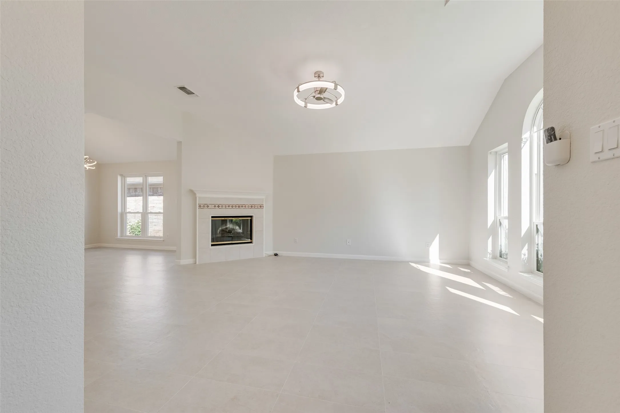 Single Family Residence For Sale in Tarrant County , 7016 Snowivy Court, Arlington, Texas 76001, 3 Bedroom, 2 Bathroom, 2 Garage spaces, 1,575 Sqft, built in 1998, mls#21405040, Real Estate Agent in Arlington, Homes For Sale in Tarrant county, Homes For Sale in Arlington, Realtor in Arlington Texas, Real Estate Brokerage Independent Realty Texas, Luminita Cordes Realtor