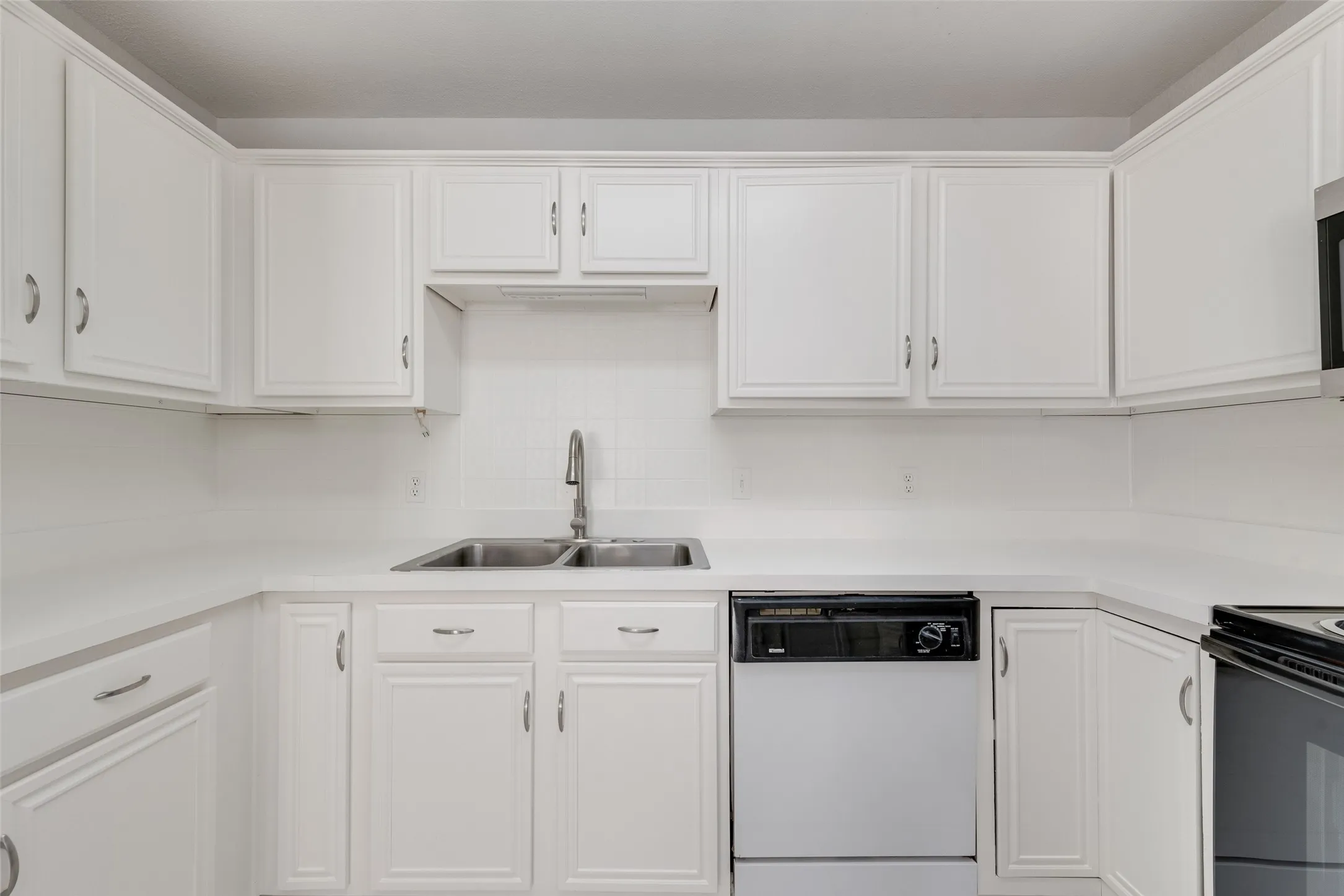 Single Family Residence For Sale in Tarrant County , 7016 Snowivy Court, Arlington, Texas 76001, 3 Bedroom, 2 Bathroom, 2 Garage spaces, 1,575 Sqft, built in 1998, mls#21405040, Real Estate Agent in Arlington, Homes For Sale in Tarrant county, Homes For Sale in Arlington, Realtor in Arlington Texas, Real Estate Brokerage Independent Realty Texas, Luminita Cordes Realtor