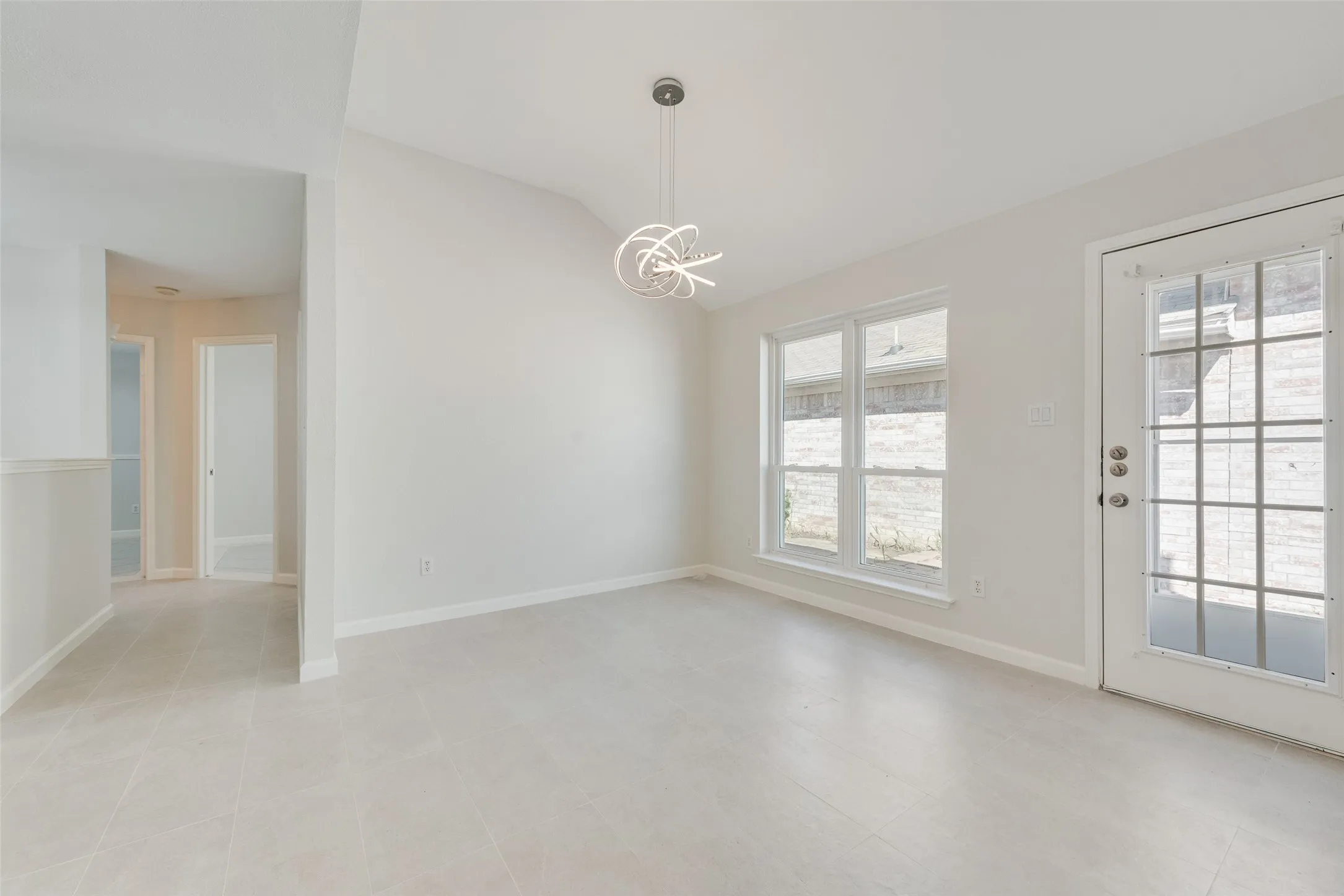 Single Family Residence For Sale in Tarrant County , 7016 Snowivy Court, Arlington, Texas 76001, 3 Bedroom, 2 Bathroom, 2 Garage spaces, 1,575 Sqft, built in 1998, mls#21405040, Real Estate Agent in Arlington, Homes For Sale in Tarrant county, Homes For Sale in Arlington, Realtor in Arlington Texas, Real Estate Brokerage Independent Realty Texas, Luminita Cordes Realtor