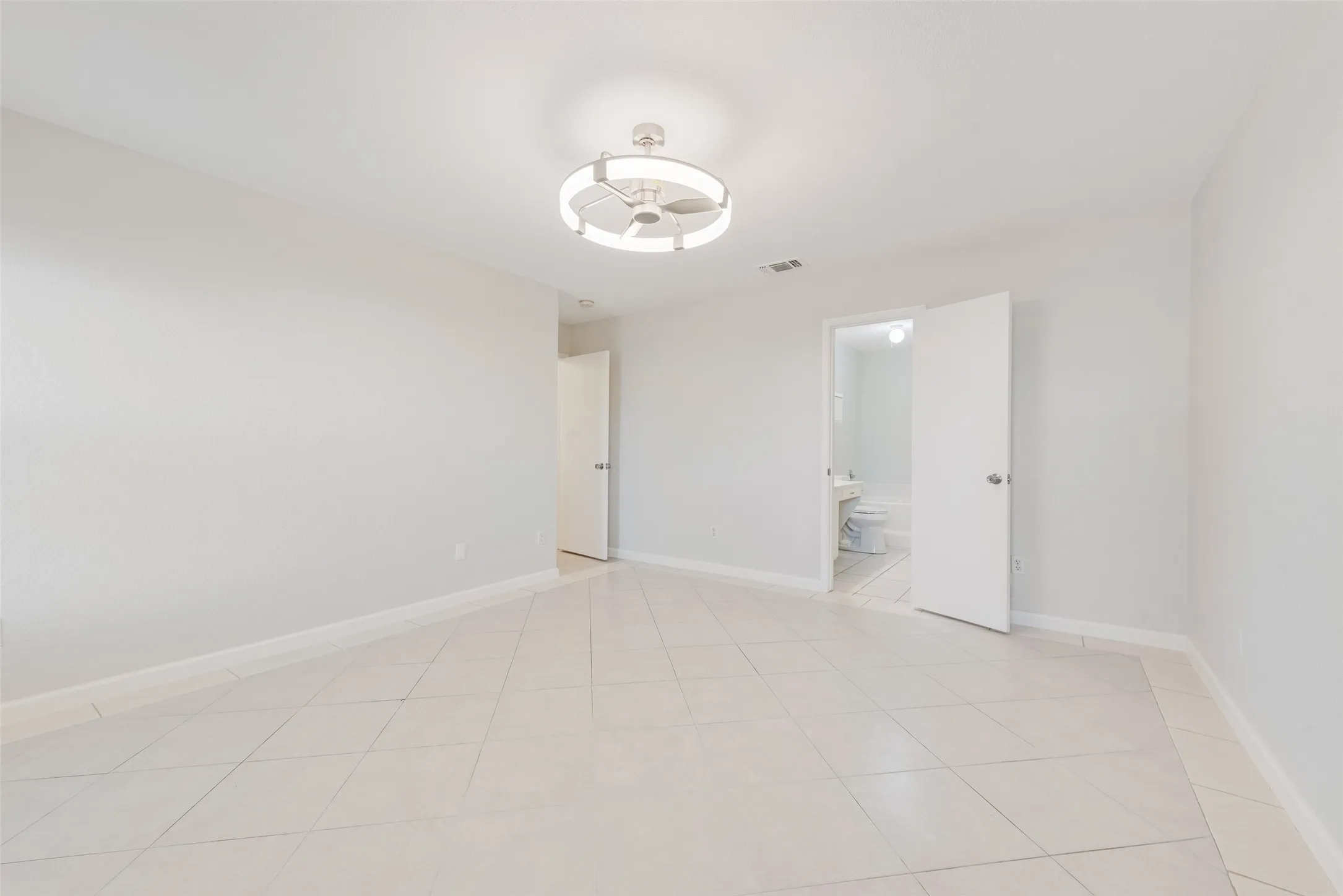 Single Family Residence For Sale in Tarrant County , 7016 Snowivy Court, Arlington, Texas 76001, 3 Bedroom, 2 Bathroom, 2 Garage spaces, 1,575 Sqft, built in 1998, mls#21405040, Real Estate Agent in Arlington, Homes For Sale in Tarrant county, Homes For Sale in Arlington, Realtor in Arlington Texas, Real Estate Brokerage Independent Realty Texas, Luminita Cordes Realtor