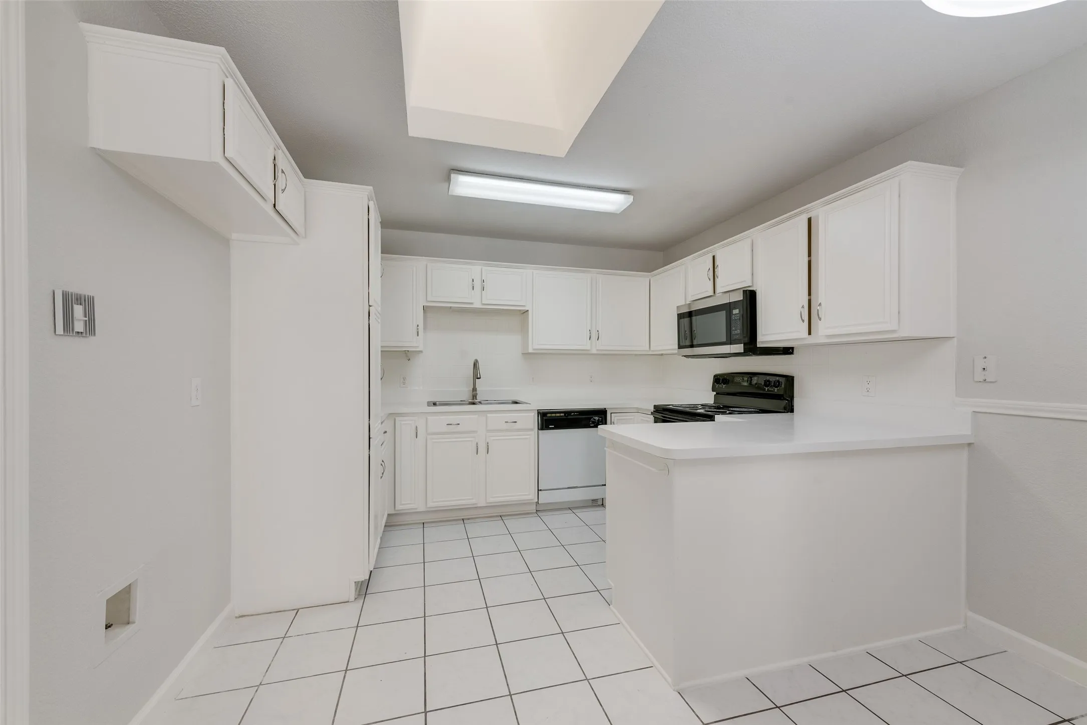 Single Family Residence For Sale in Tarrant County , 7016 Snowivy Court, Arlington, Texas 76001, 3 Bedroom, 2 Bathroom, 2 Garage spaces, 1,575 Sqft, built in 1998, mls#21405040, Real Estate Agent in Arlington, Homes For Sale in Tarrant county, Homes For Sale in Arlington, Realtor in Arlington Texas, Real Estate Brokerage Independent Realty Texas, Luminita Cordes Realtor