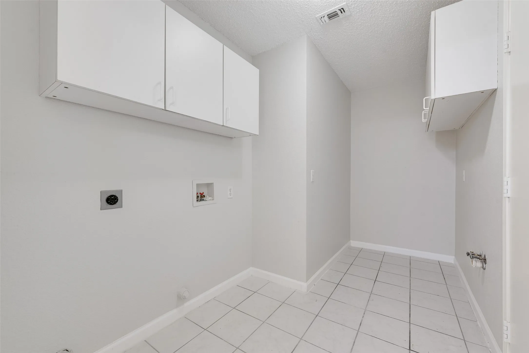 Single Family Residence For Sale in Tarrant County , 7016 Snowivy Court, Arlington, Texas 76001, 3 Bedroom, 2 Bathroom, 2 Garage spaces, 1,575 Sqft, built in 1998, mls#21405040, Real Estate Agent in Arlington, Homes For Sale in Tarrant county, Homes For Sale in Arlington, Realtor in Arlington Texas, Real Estate Brokerage Independent Realty Texas, Luminita Cordes Realtor