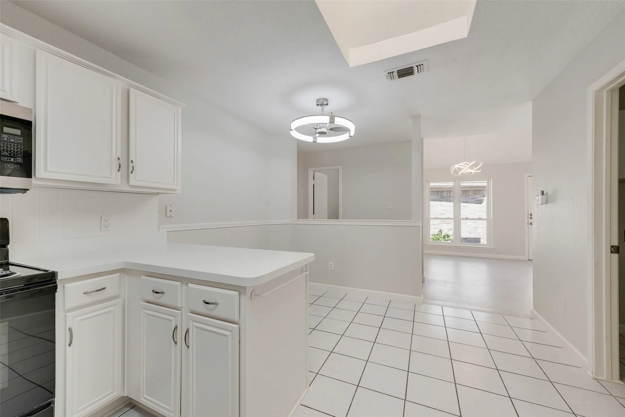 Single Family Residence For Sale in Tarrant County , 7016 Snowivy Court, Arlington, Texas 76001, 3 Bedroom, 2 Bathroom, 2 Garage spaces, 1,575 Sqft, built in 1998, mls#21405040, Real Estate Agent in Arlington, Homes For Sale in Tarrant county, Homes For Sale in Arlington, Realtor in Arlington Texas, Real Estate Brokerage Independent Realty Texas, Luminita Cordes Realtor