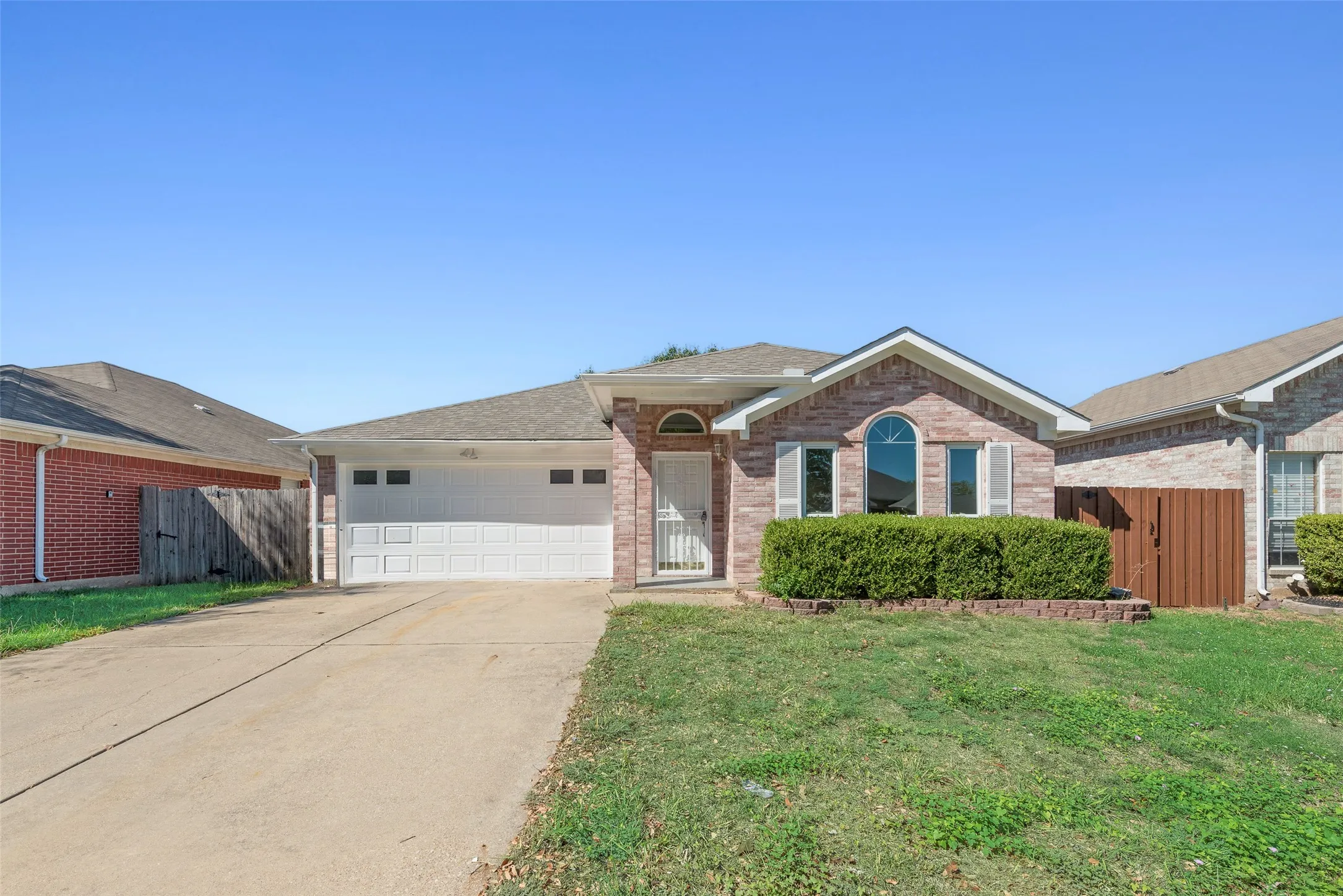 Single Family Residence For Sale in Tarrant County , 7016 Snowivy Court, Arlington, Texas 76001, 3 Bedroom, 2 Bathroom, 2 Garage spaces, 1,575 Sqft, built in 1998, mls#21405040, Real Estate Agent in Arlington, Homes For Sale in Tarrant county, Homes For Sale in Arlington, Realtor in Arlington Texas, Real Estate Brokerage Independent Realty Texas, Luminita Cordes Realtor