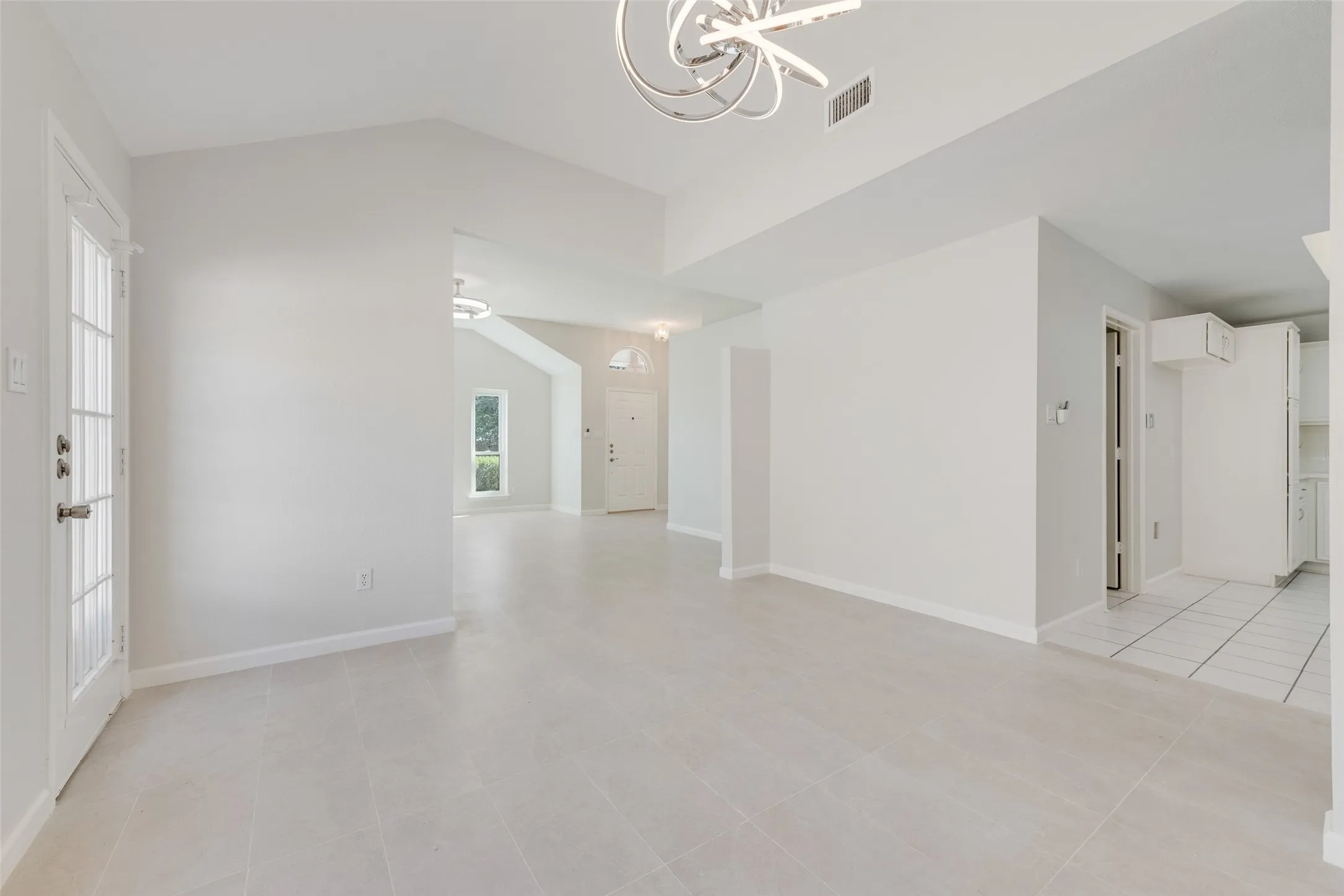 Single Family Residence For Sale in Tarrant County , 7016 Snowivy Court, Arlington, Texas 76001, 3 Bedroom, 2 Bathroom, 2 Garage spaces, 1,575 Sqft, built in 1998, mls#21405040, Real Estate Agent in Arlington, Homes For Sale in Tarrant county, Homes For Sale in Arlington, Realtor in Arlington Texas, Real Estate Brokerage Independent Realty Texas, Luminita Cordes Realtor