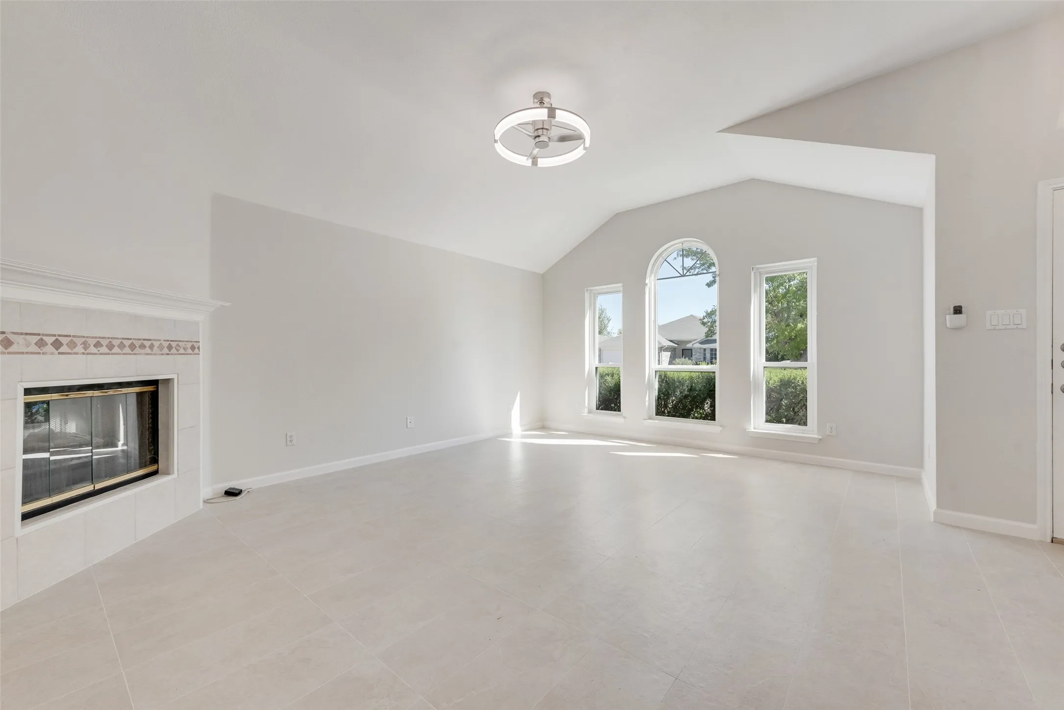 Single Family Residence For Sale in Tarrant County , 7016 Snowivy Court, Arlington, Texas 76001, 3 Bedroom, 2 Bathroom, 2 Garage spaces, 1,575 Sqft, built in 1998, mls#21405040, Real Estate Agent in Arlington, Homes For Sale in Tarrant county, Homes For Sale in Arlington, Realtor in Arlington Texas, Real Estate Brokerage Independent Realty Texas, Luminita Cordes Realtor