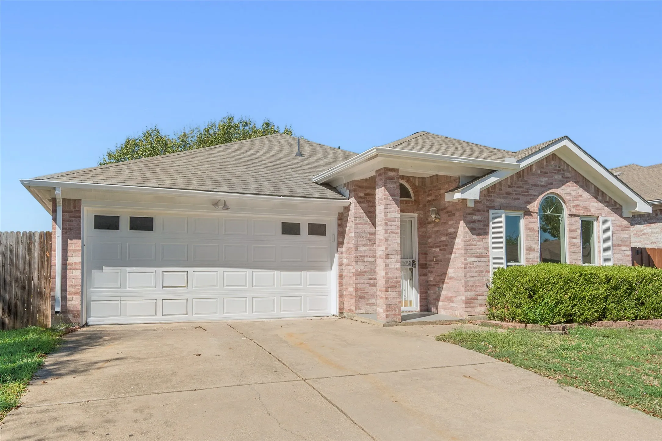 Single Family Residence For Sale in Tarrant County , 7016 Snowivy Court, Arlington, Texas 76001, 3 Bedroom, 2 Bathroom, 2 Garage spaces, 1,575 Sqft, built in 1998, mls#21405040, Real Estate Agent in Arlington, Homes For Sale in Tarrant county, Homes For Sale in Arlington, Realtor in Arlington Texas, Real Estate Brokerage Independent Realty Texas, Luminita Cordes Realtor