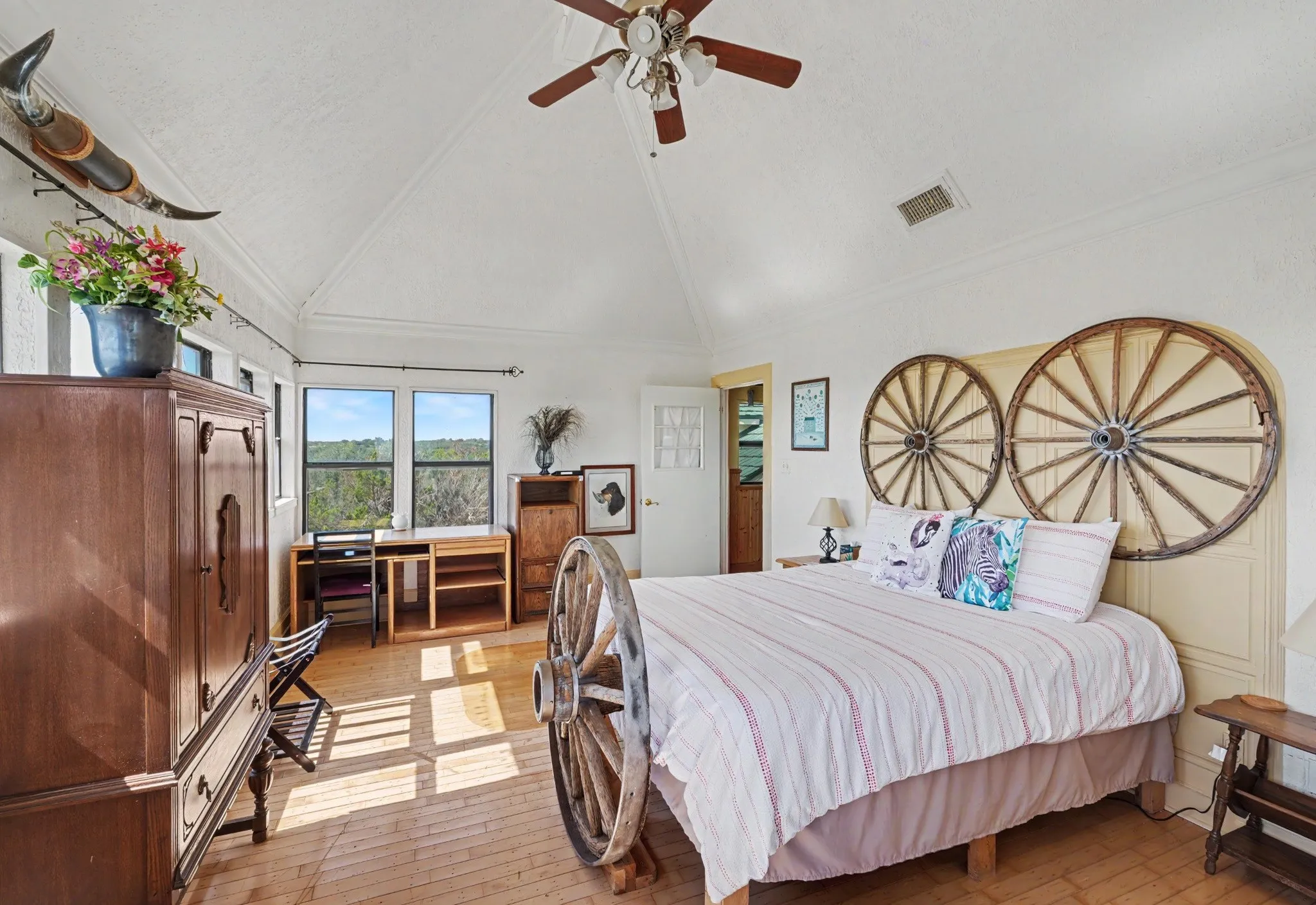 Farm For Sale in Bosque County , 10771 Highway 6, Meridian, Texas 76665, 6 Bedroom, 7 Bathroom, Garage spaces, 12,822 Sqft, built in 1999, mls#21404254, Real Estate Agent in Meridian, Homes For Sale in Bosque county, Homes For Sale in Meridian, Realtor in Meridian Texas, Real Estate Brokerage Independent Realty Texas, Luminita Cordes Realtor