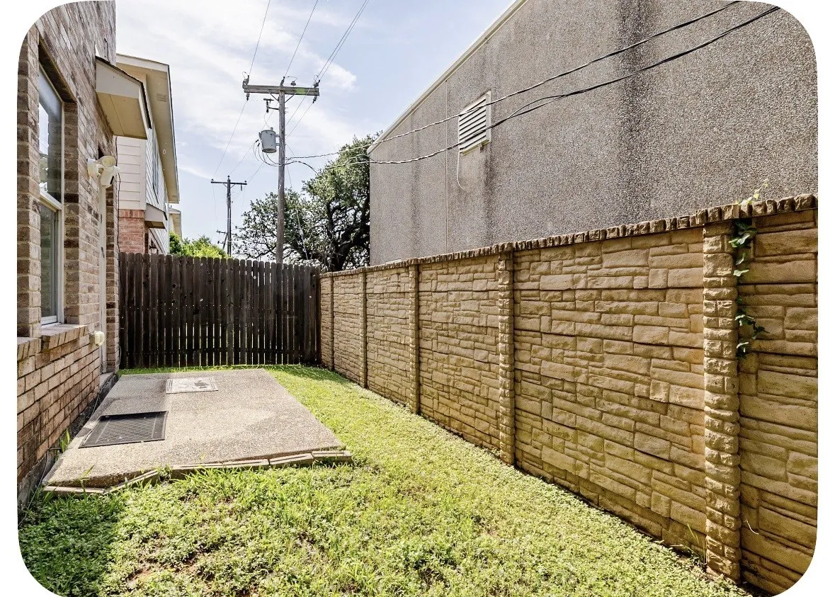 Townhouse For Sale in Tarrant County , 2330 Kingsway Drive, Arlington, Texas 76012, 3 Bedroom, 3 Bathroom, 1 Garage spaces, 1,586 Sqft, built in 2007, mls#21404886, Real Estate Agent in Arlington, Homes For Sale in Tarrant county, Homes For Sale in Arlington, Realtor in Arlington Texas, Real Estate Brokerage Independent Realty Texas, Luminita Cordes Realtor